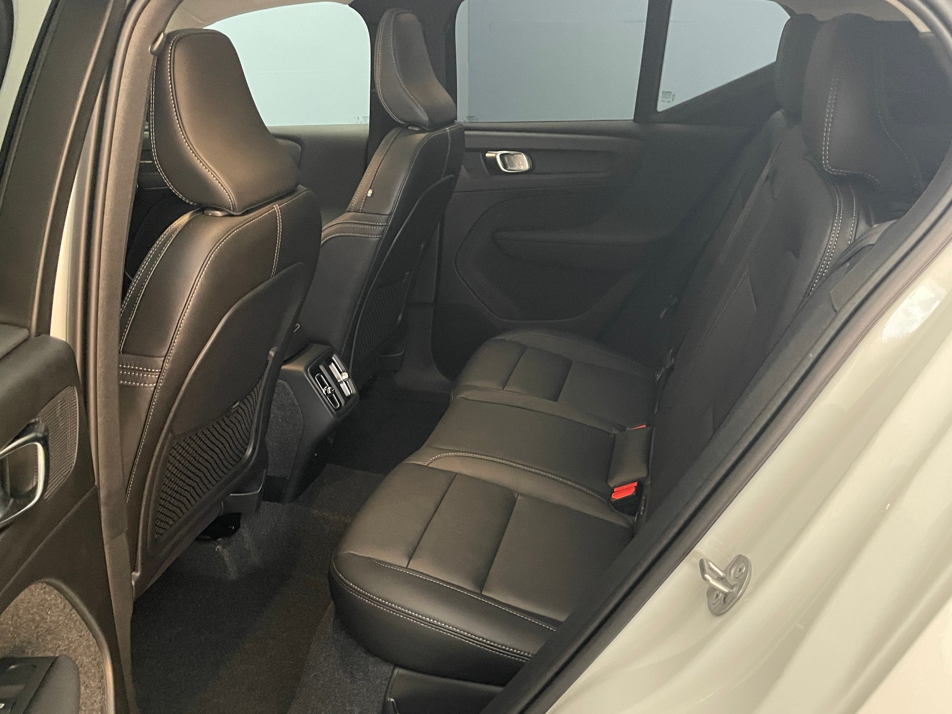VOLVO XC40 2.0 B4 MH Ultra Dark-image-11