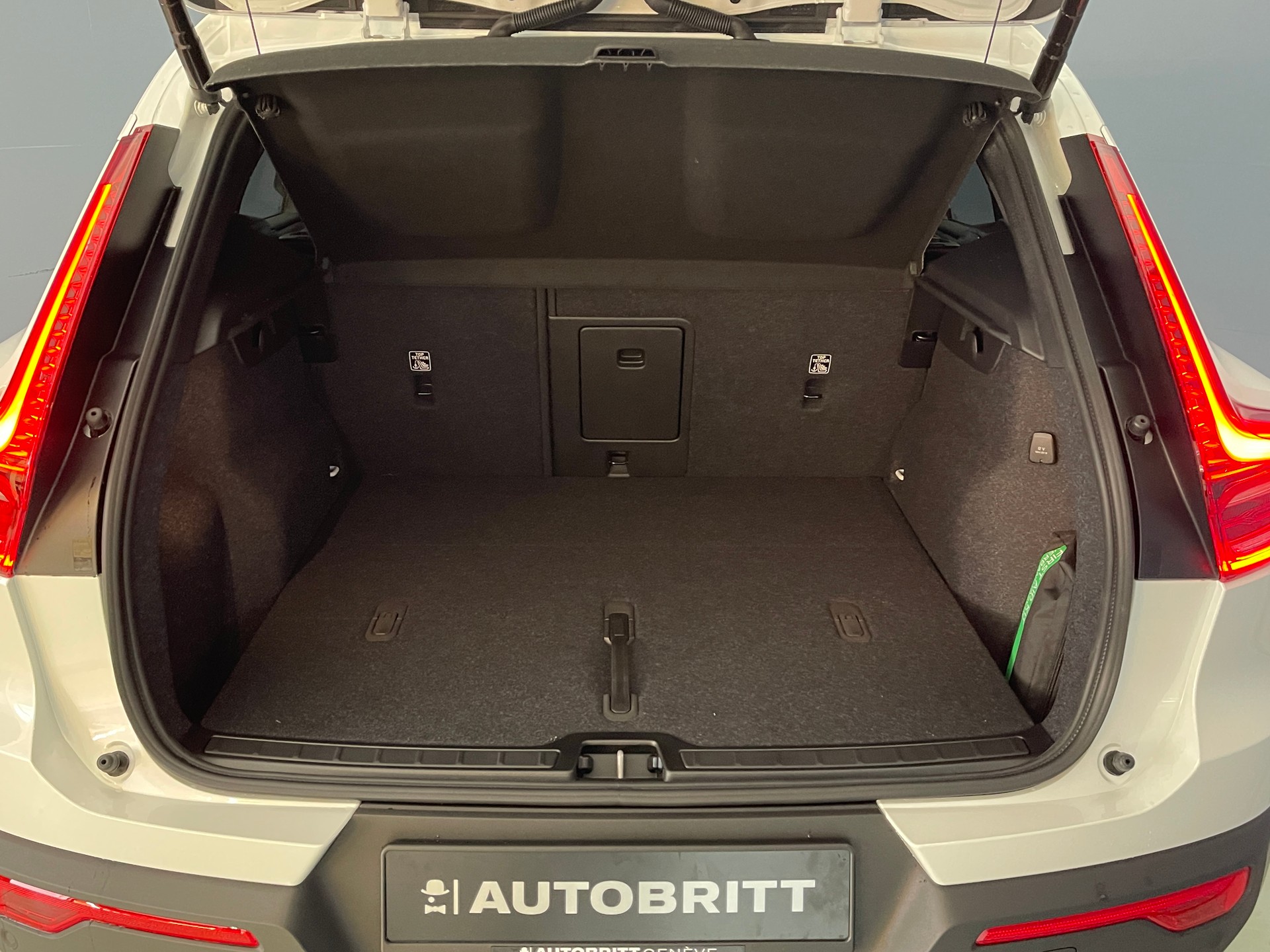 VOLVO XC40 2.0 B4 MH Ultra Dark-image-6