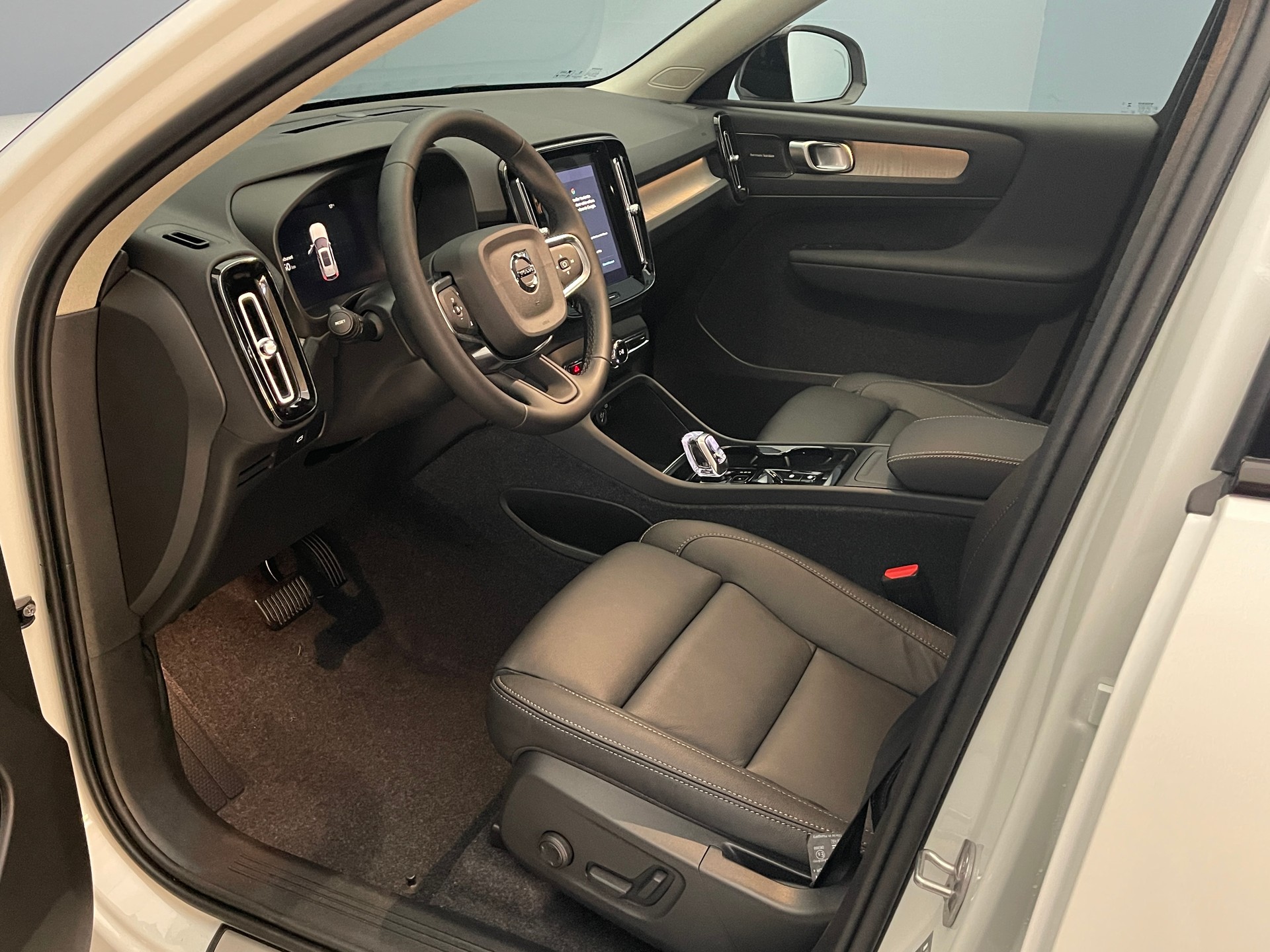 VOLVO XC40 2.0 B4 MH Ultra Dark-image-8