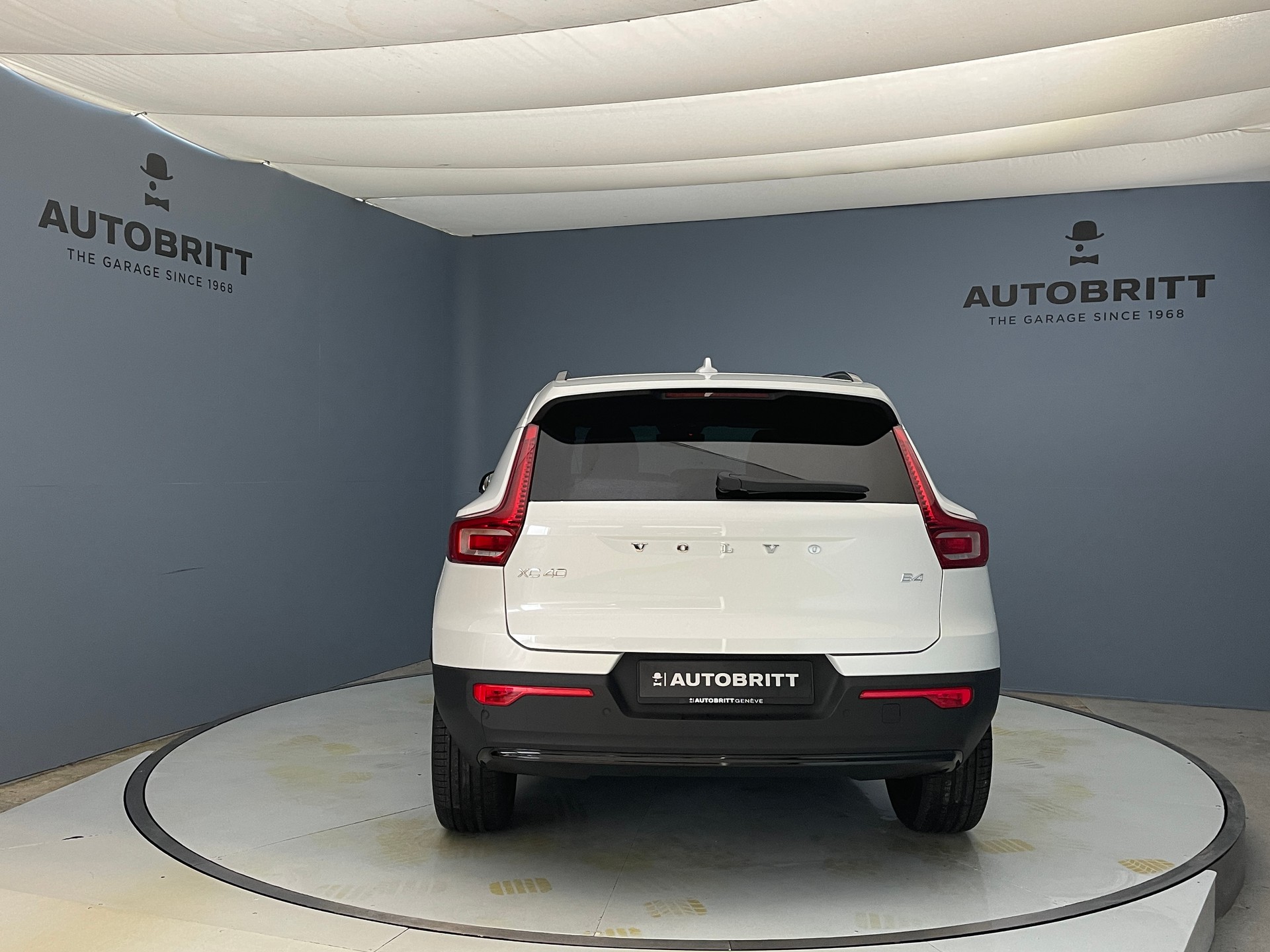 VOLVO XC40 2.0 B4 MH Ultra Dark-image-2