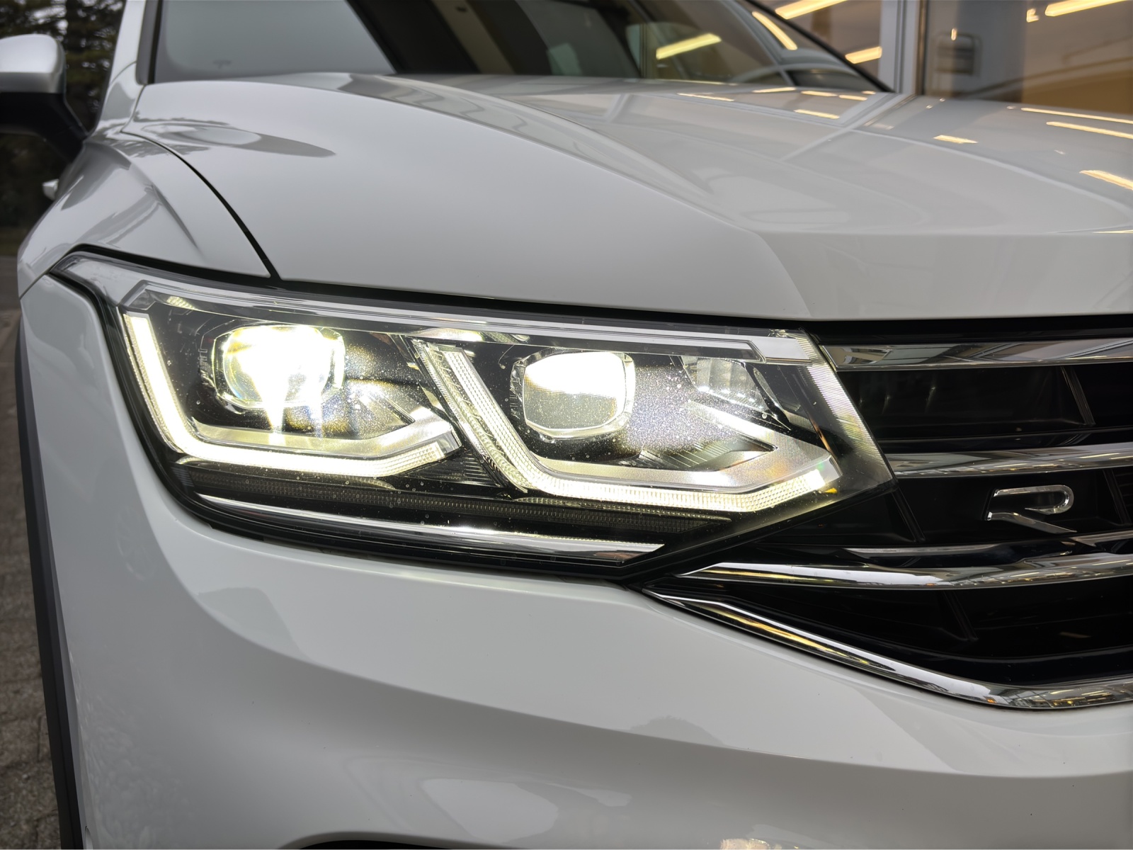 VW Tiguan 2.0TSI R 4Motion DSG mit AHK-image-10