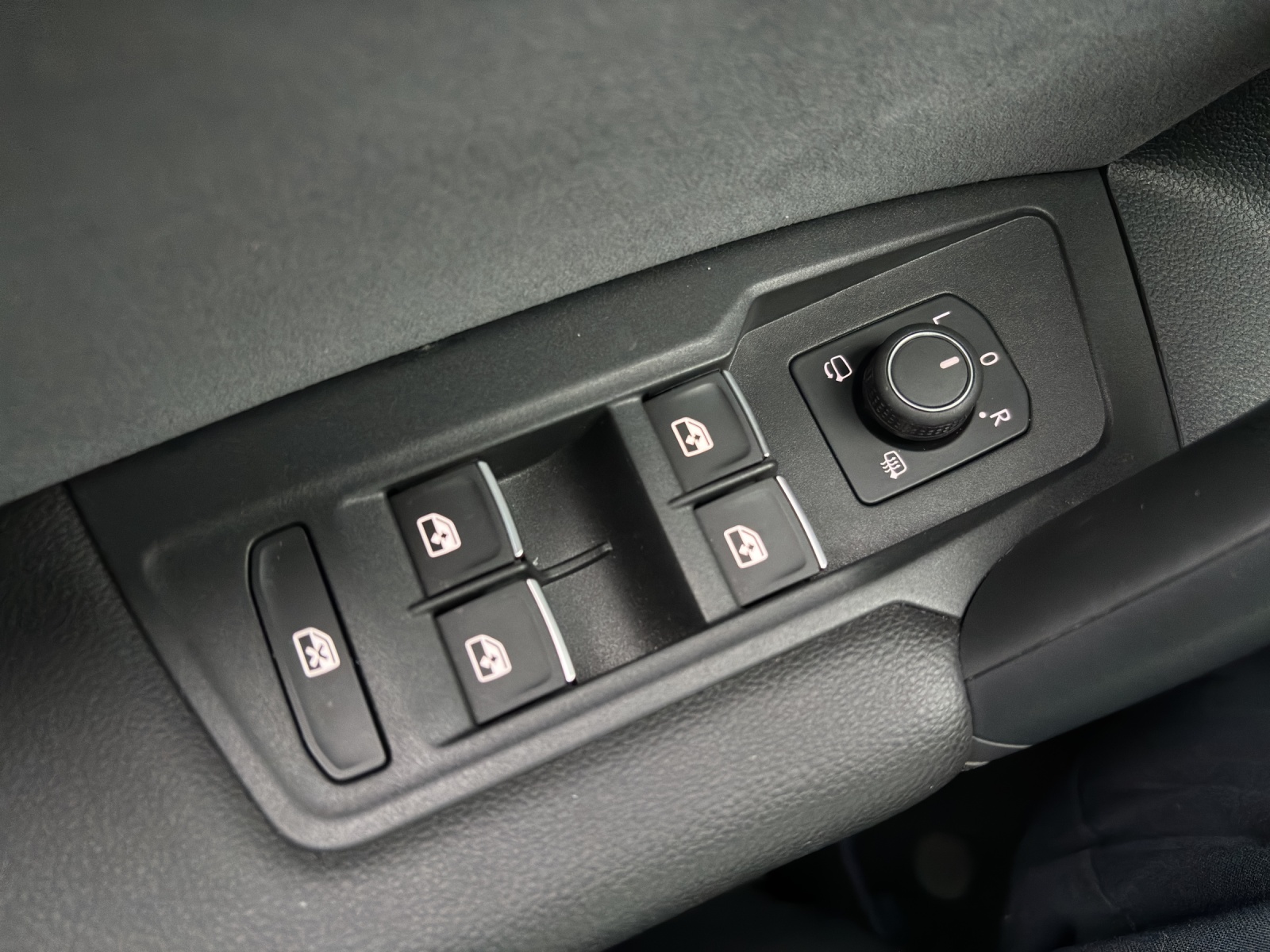 VW Tiguan 2.0TSI R 4Motion DSG mit AHK-image-30
