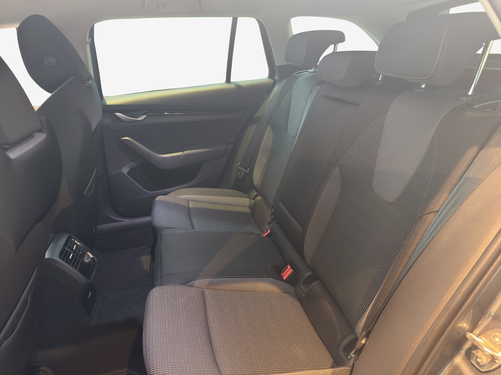 SKODA Octavia Combi 1.5 TSI mHEV DSG Dynamic-image-9
