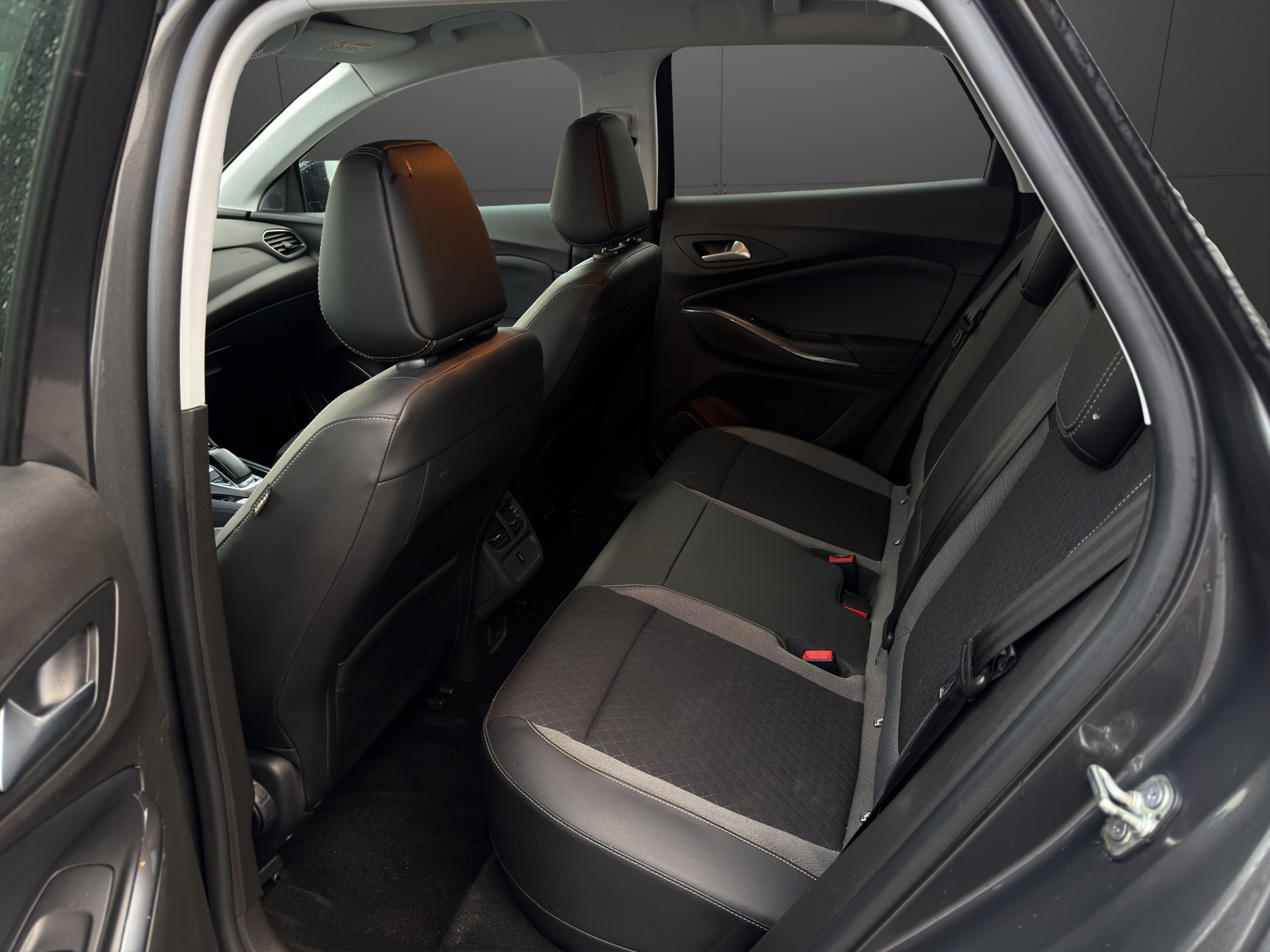 OPEL Grandland X 1.6 Hybrid4 Ultimate Automatik-image-16