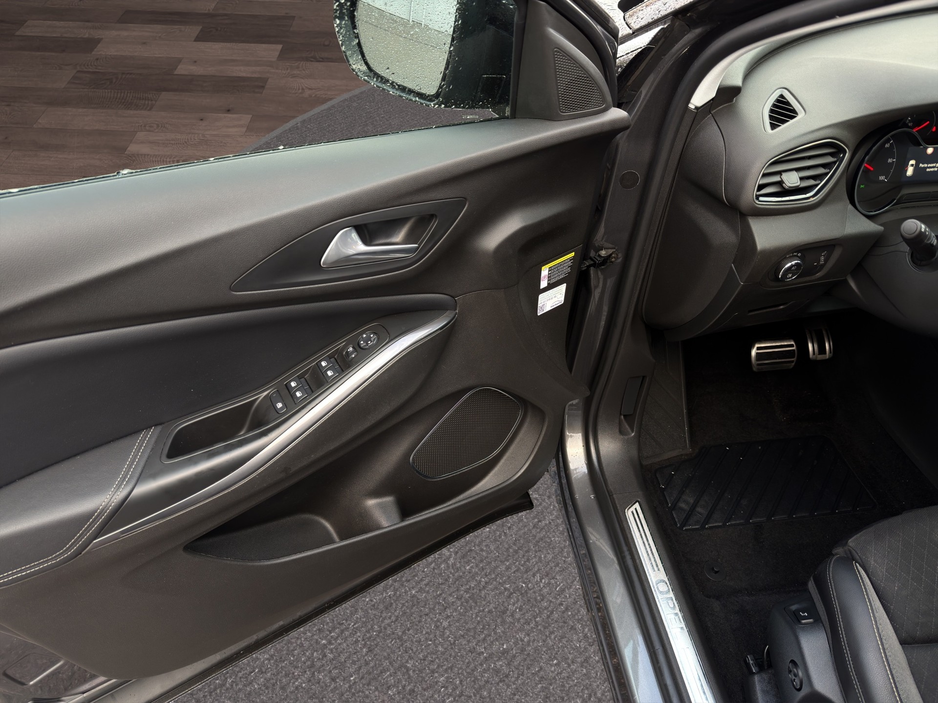 OPEL Grandland X 1.6 Hybrid4 Ultimate Automatik-image-14