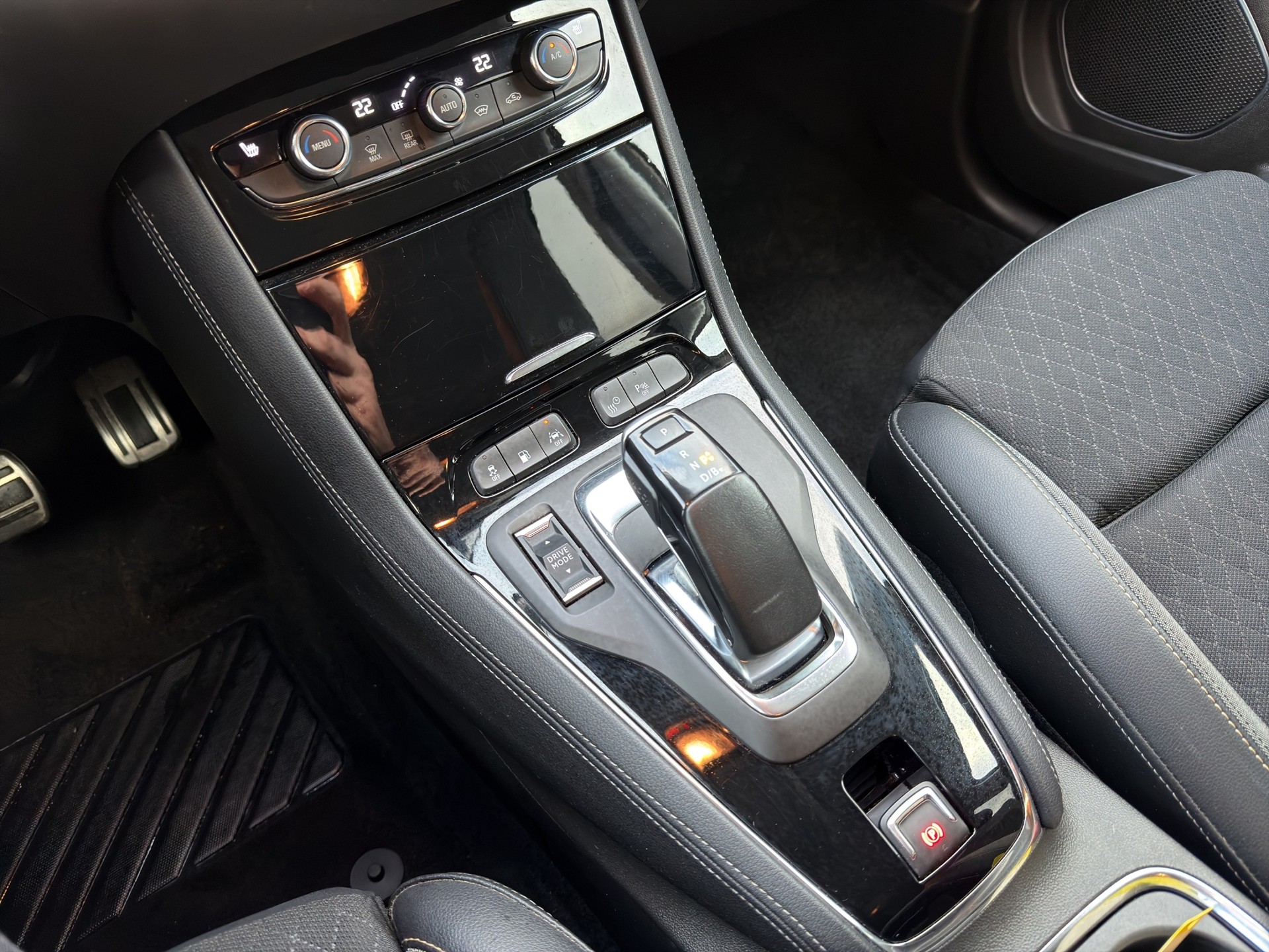 OPEL Grandland X 1.6 Hybrid4 Ultimate Automatik-image-12