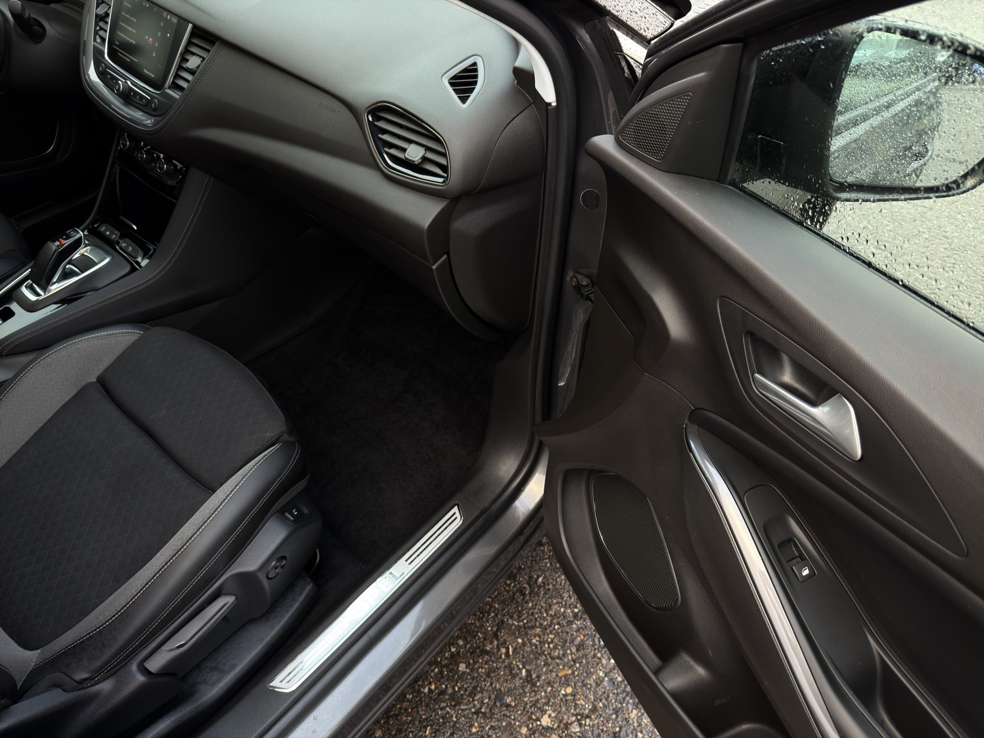 OPEL Grandland X 1.6 Hybrid4 Ultimate Automatik-image-15