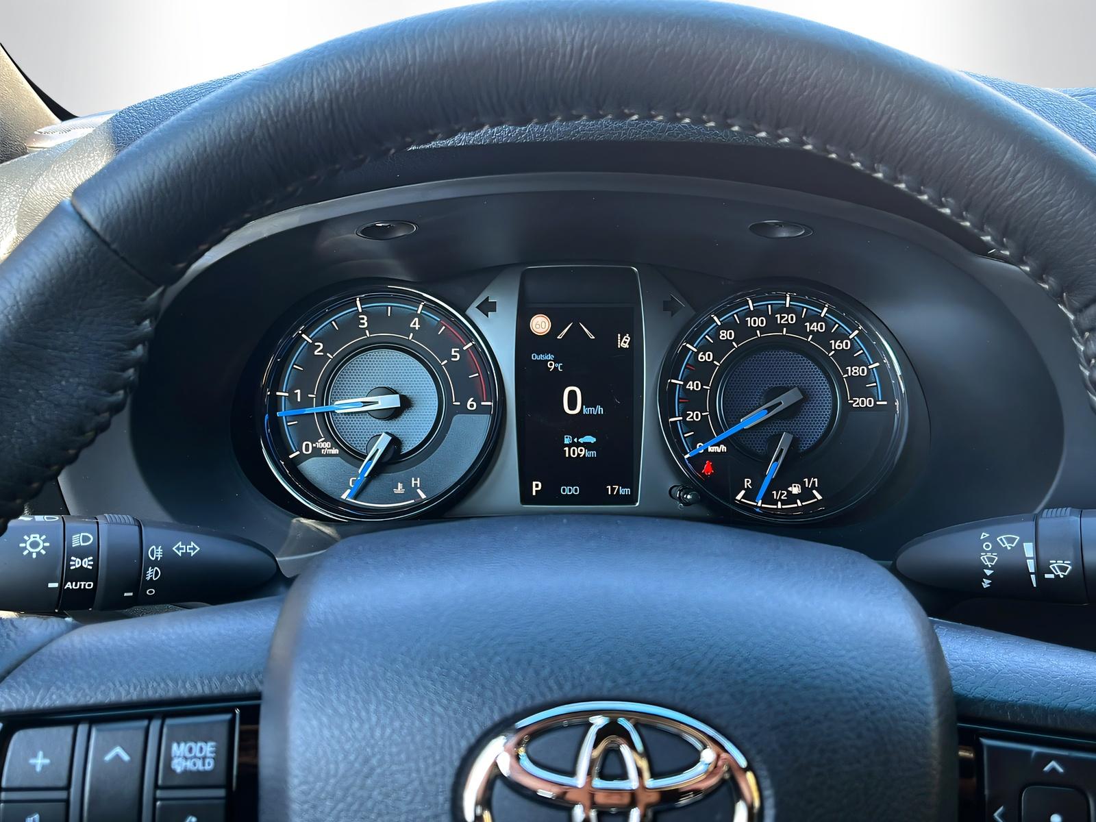 TOYOTA Hilux Double Cab.-Pick-up 2.8 D-4D MHEV 204 Invincible-image-9