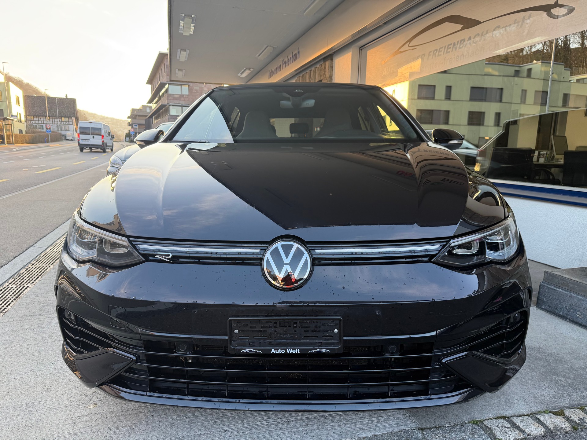 VW Golf 2.0 TSI R DSG 4Motion-image-1
