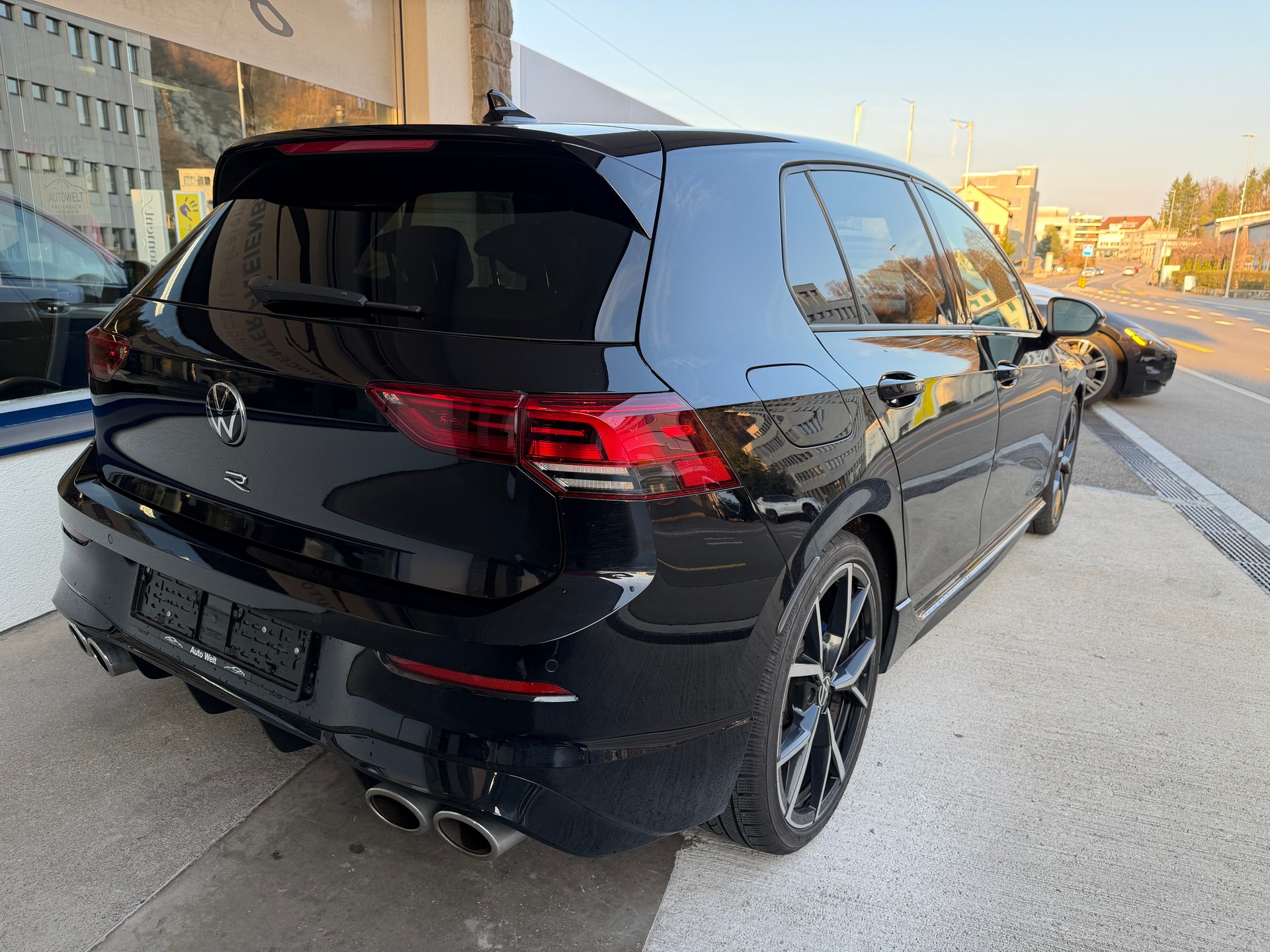VW Golf 2.0 TSI R DSG 4Motion-image-3