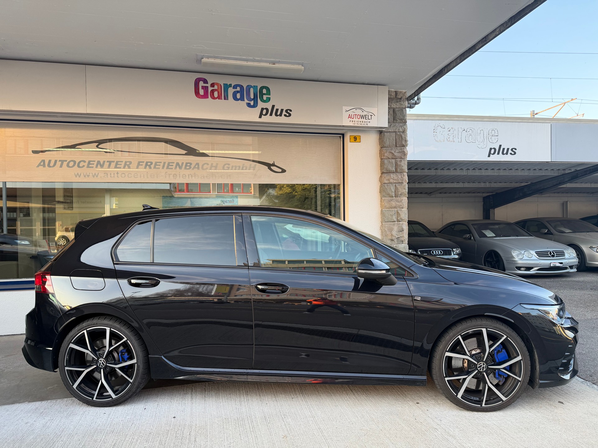 VW Golf 2.0 TSI R DSG 4Motion-image-2