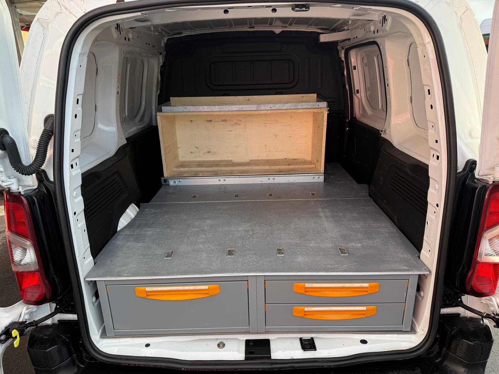 CITROEN Berlingo Van 1.2 Pure Tech 130 s/s Club EAT8 1000kg-image-6