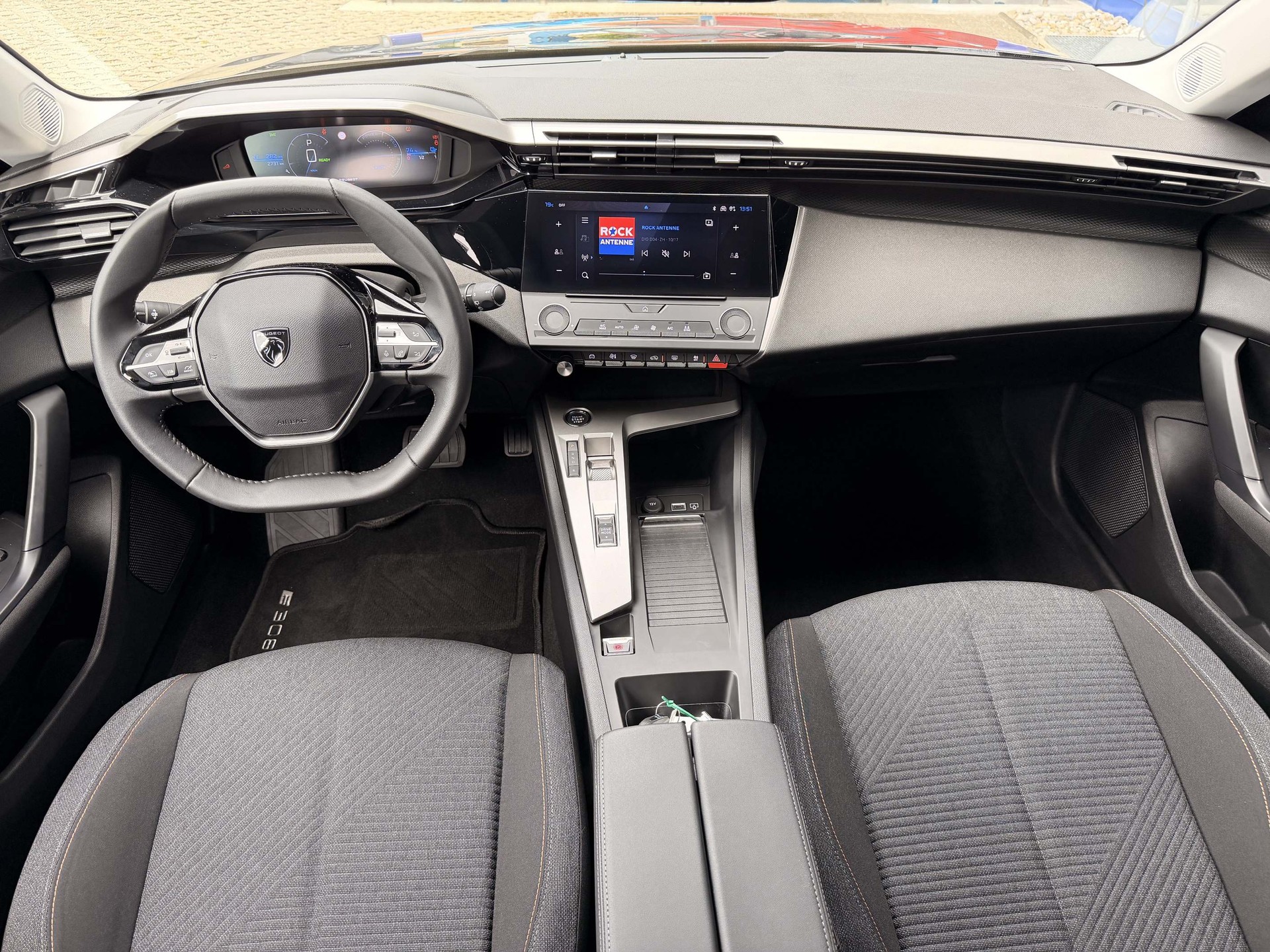 PEUGEOT 308 SW e-Swiss Edition-image-9
