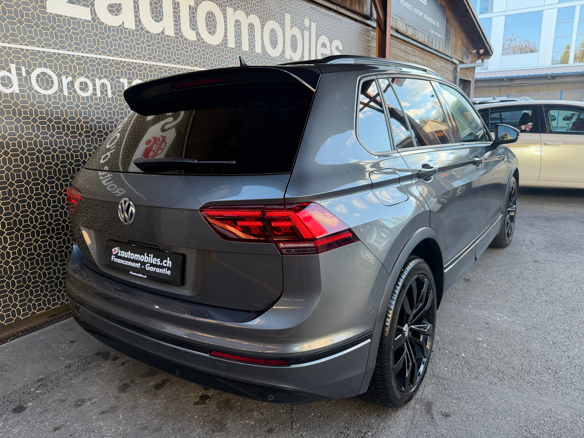 VW Tiguan 2.0TSI R-line 4Motion DSG-showroom-element-2