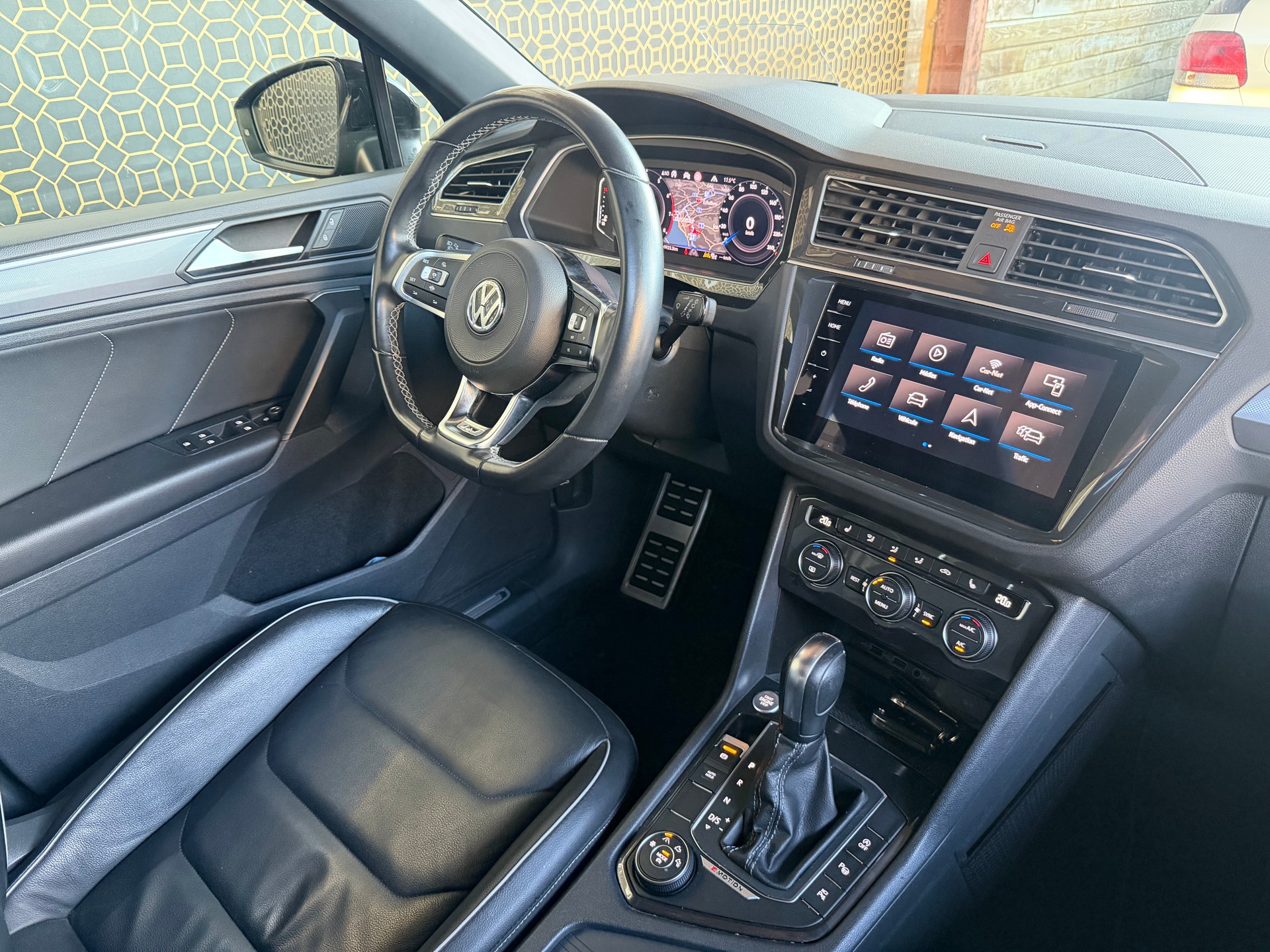 VW Tiguan 2.0TSI R-line 4Motion DSG-image-4