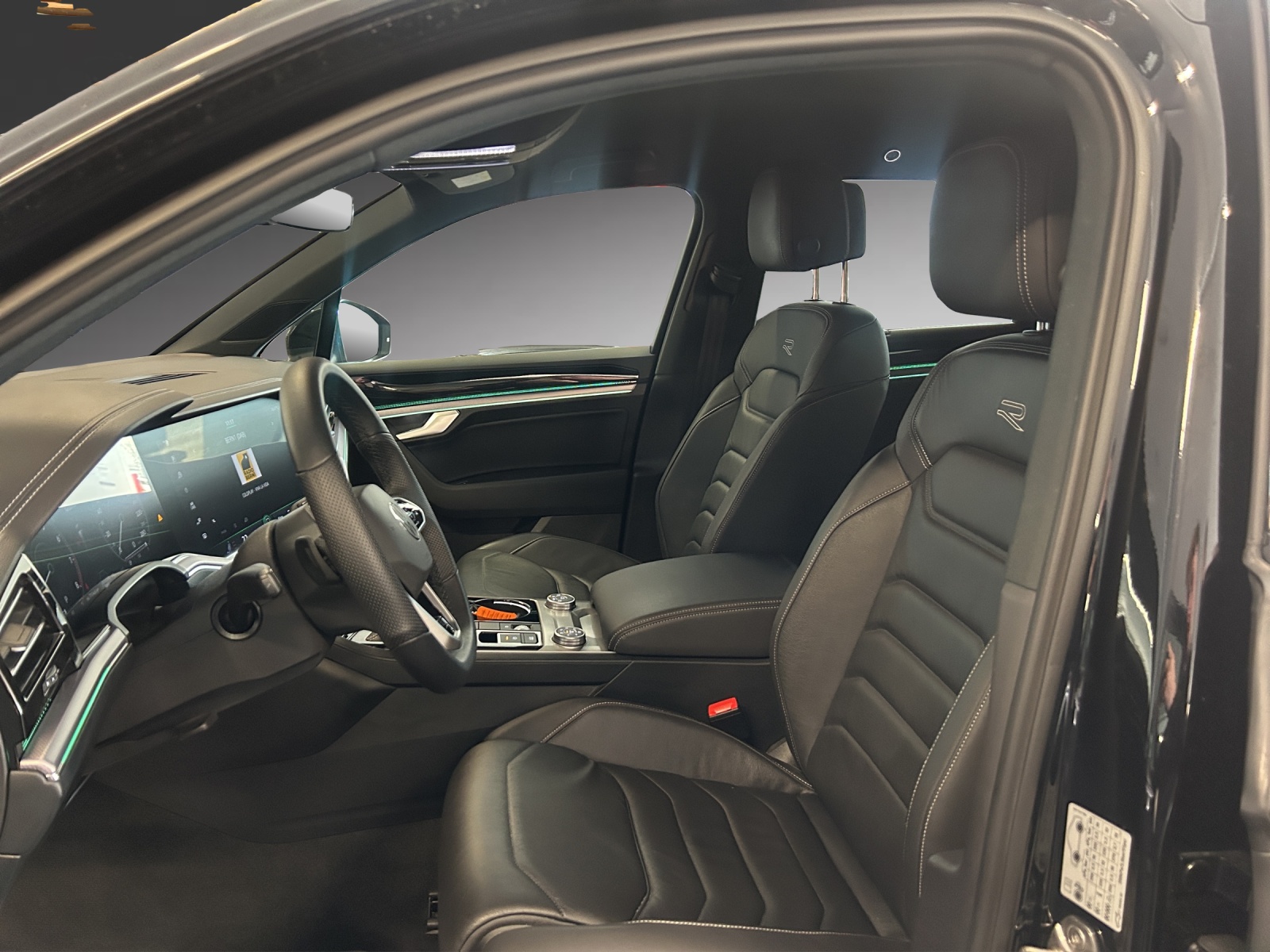 VW Touareg 3.0 TSI R-Line Tiptronic-image-5