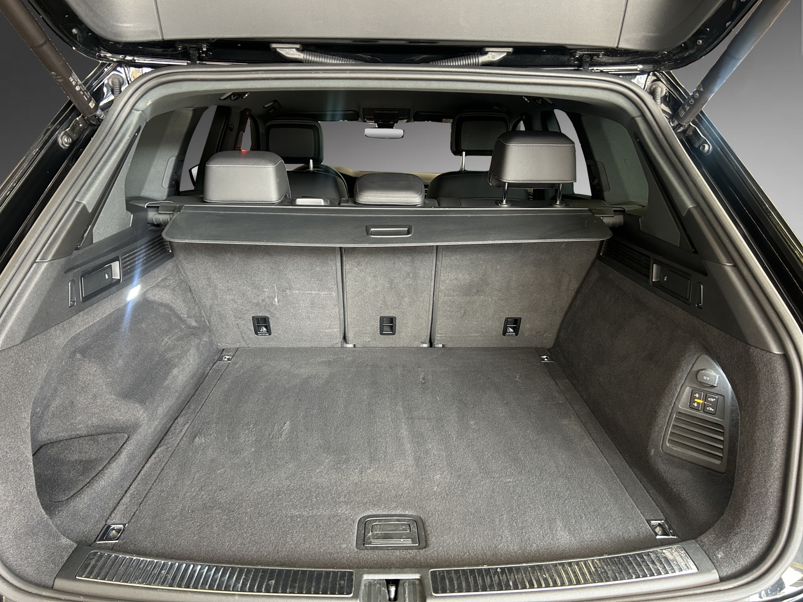 VW Touareg 3.0 TSI R-Line Tiptronic-image-9