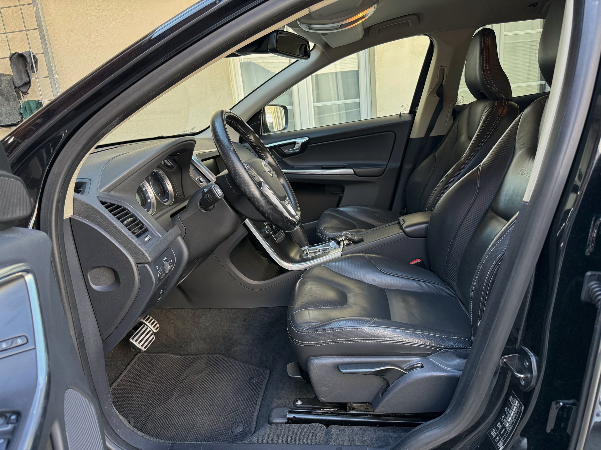 VOLVO XC60 D5 AWD R-Design Geartronic | Frisch ab MFK | Service gepflegt | Leder |-image-14
