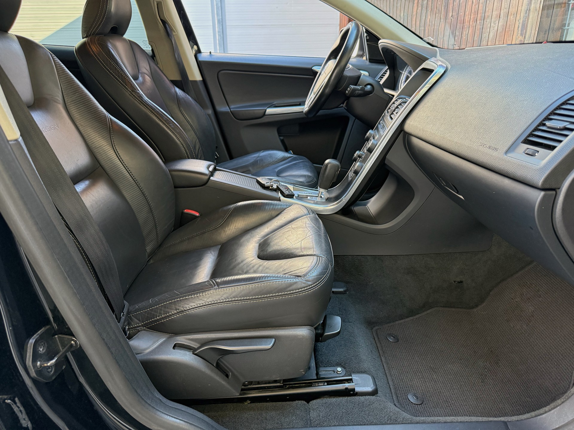 VOLVO XC60 D5 AWD R-Design Geartronic | Frisch ab MFK | Service gepflegt | Leder |-image-6