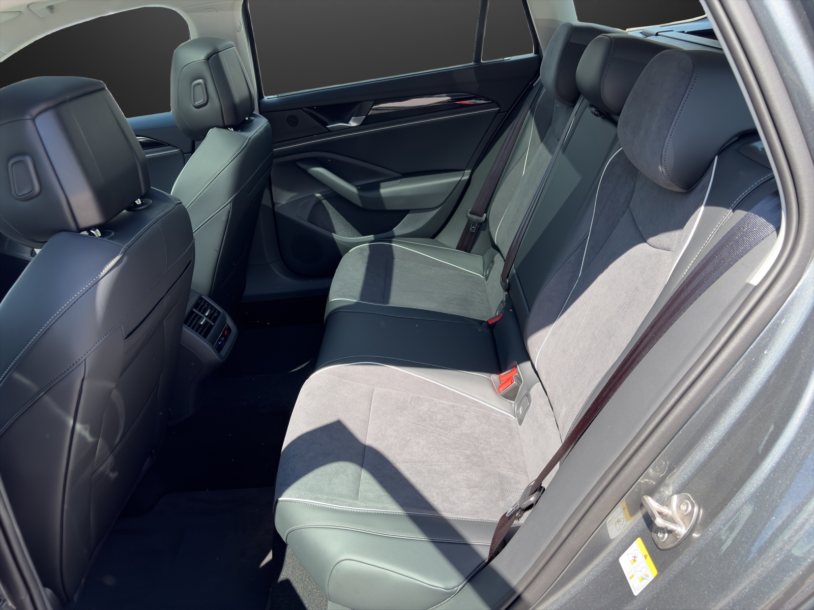 VW Passat Variant 1.5 TSI evo2 Plug-In- Hybrid Business DSG-image-8
