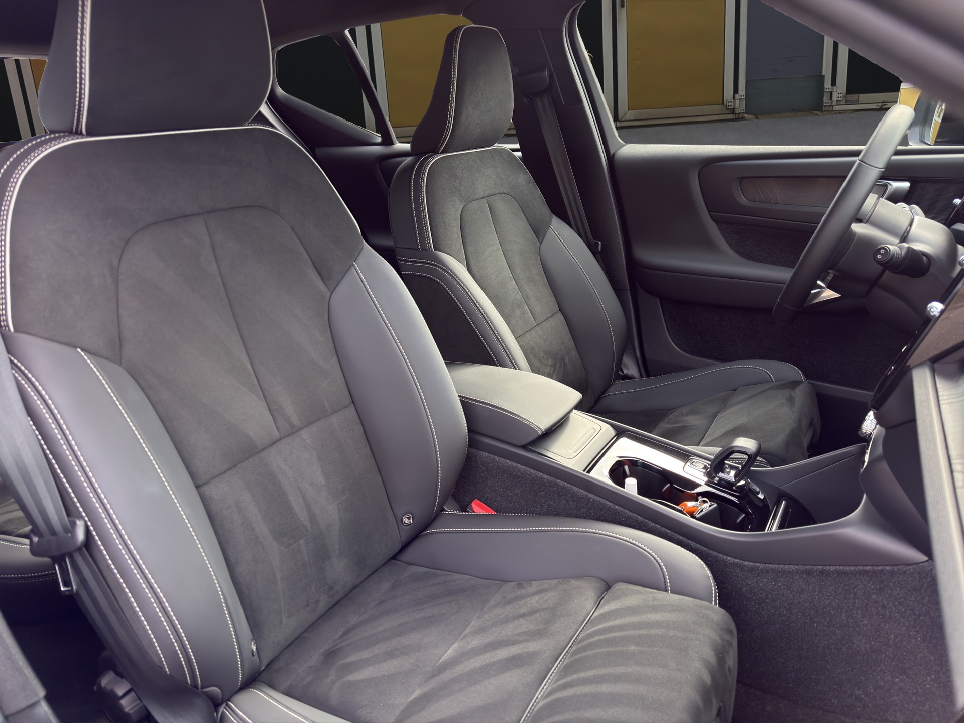 VOLVO XC40 Recharge P8 Twin AWD Pure Electric Plus-image-9