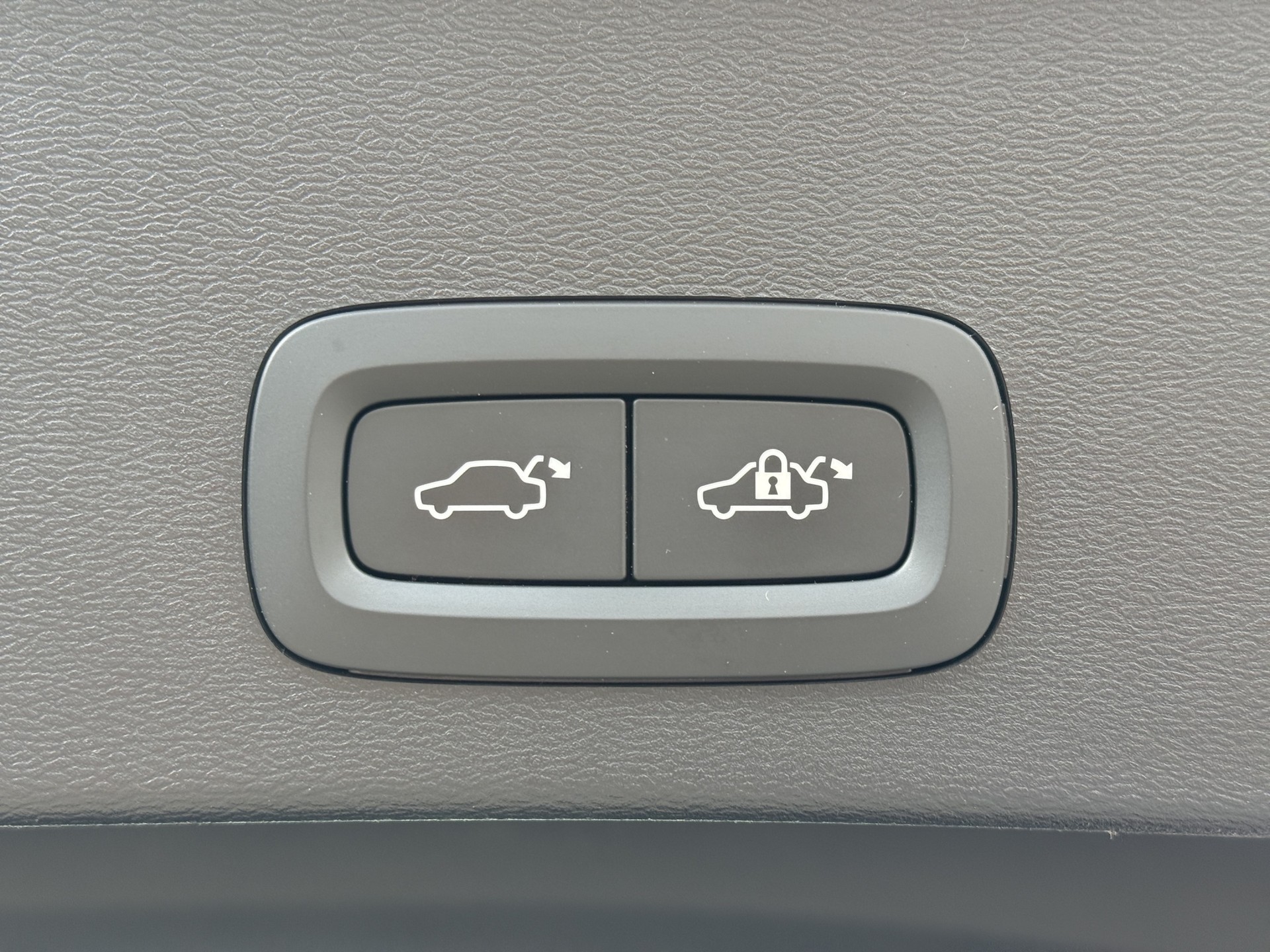 VOLVO XC40 Recharge P8 Twin AWD Pure Electric Plus-image-17