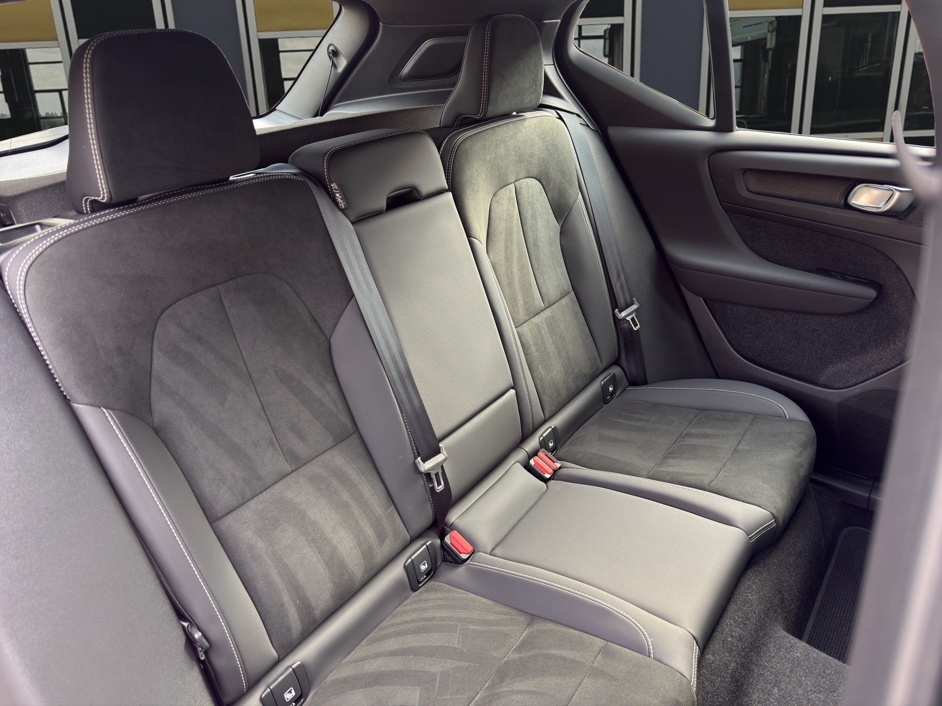VOLVO XC40 Recharge P8 Twin AWD Pure Electric Plus-image-12