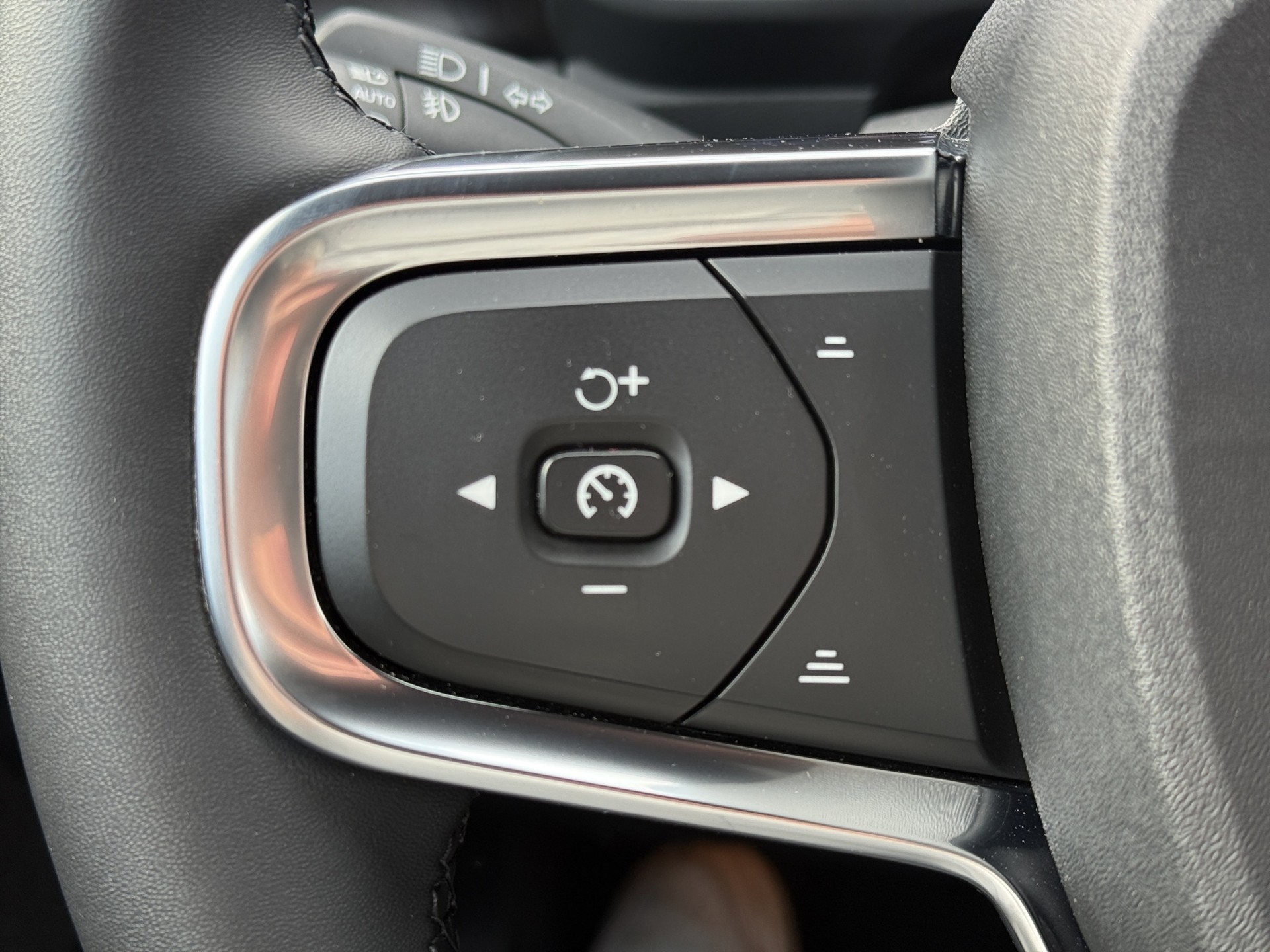 VOLVO XC40 Recharge P8 Twin AWD Pure Electric Plus-image-16