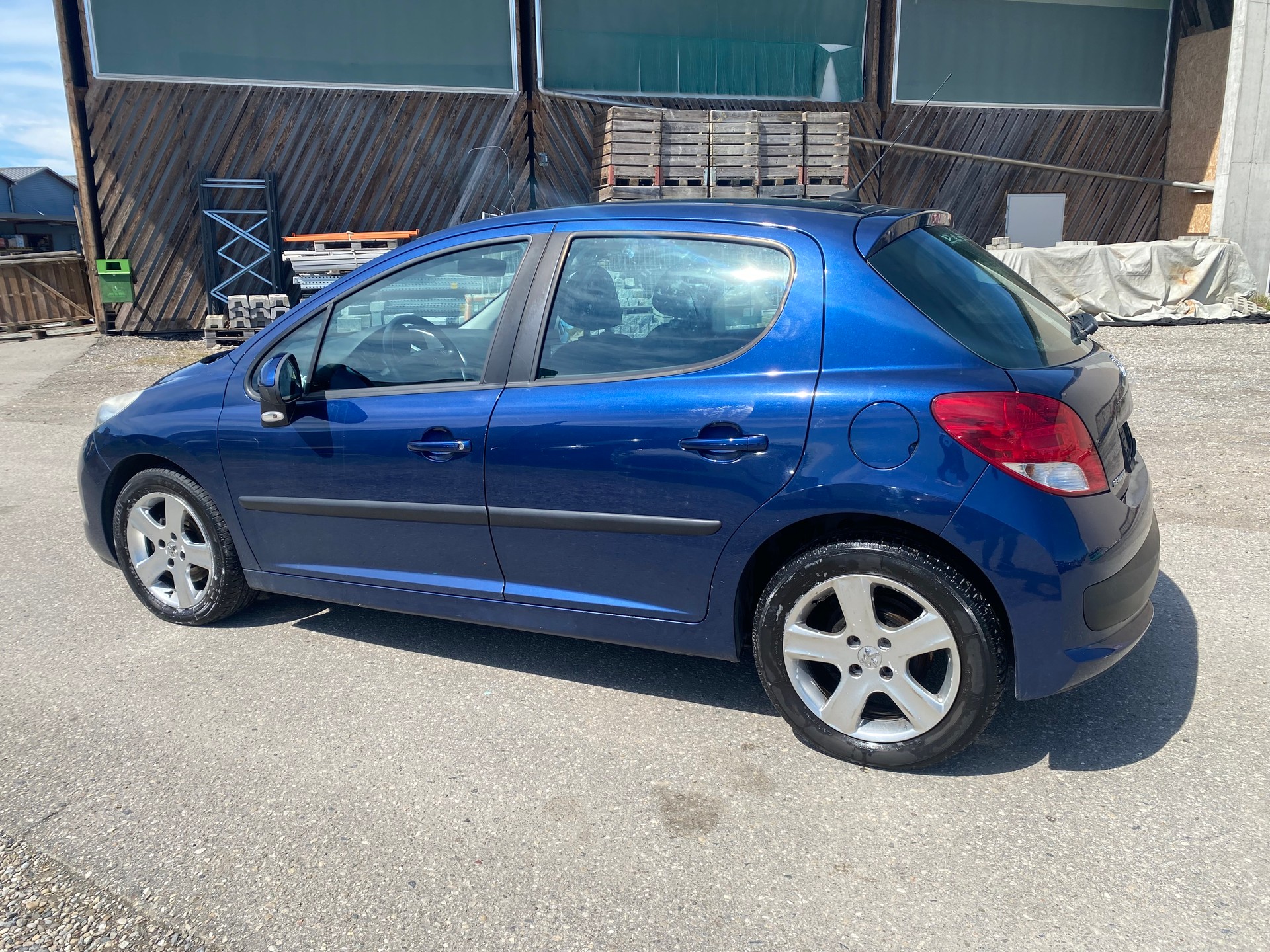 PEUGEOT 207 1.4 16V Millesim 200-image-2
