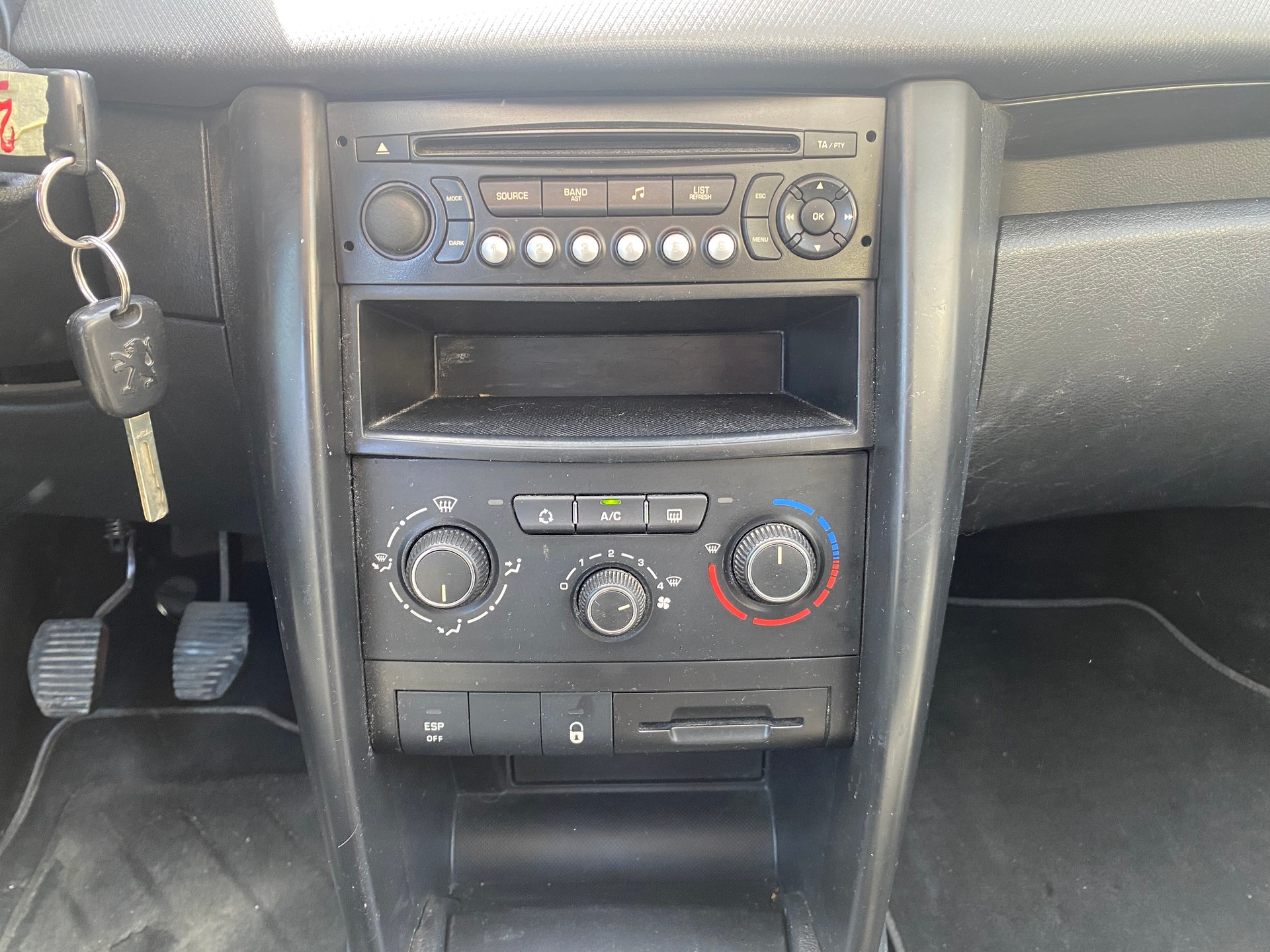PEUGEOT 207 1.4 16V Millesim 200-image-13