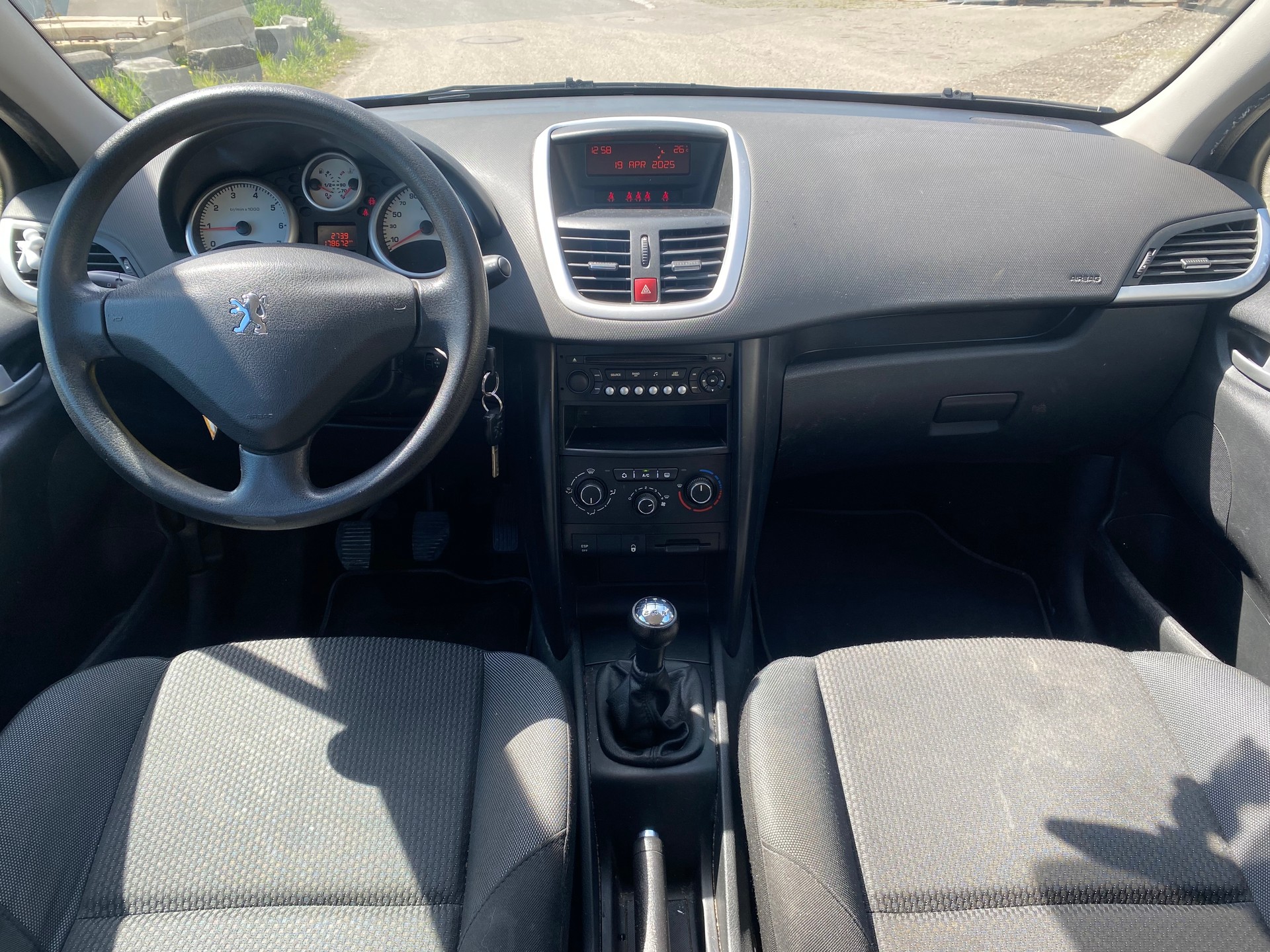 PEUGEOT 207 1.4 16V Millesim 200-image-12