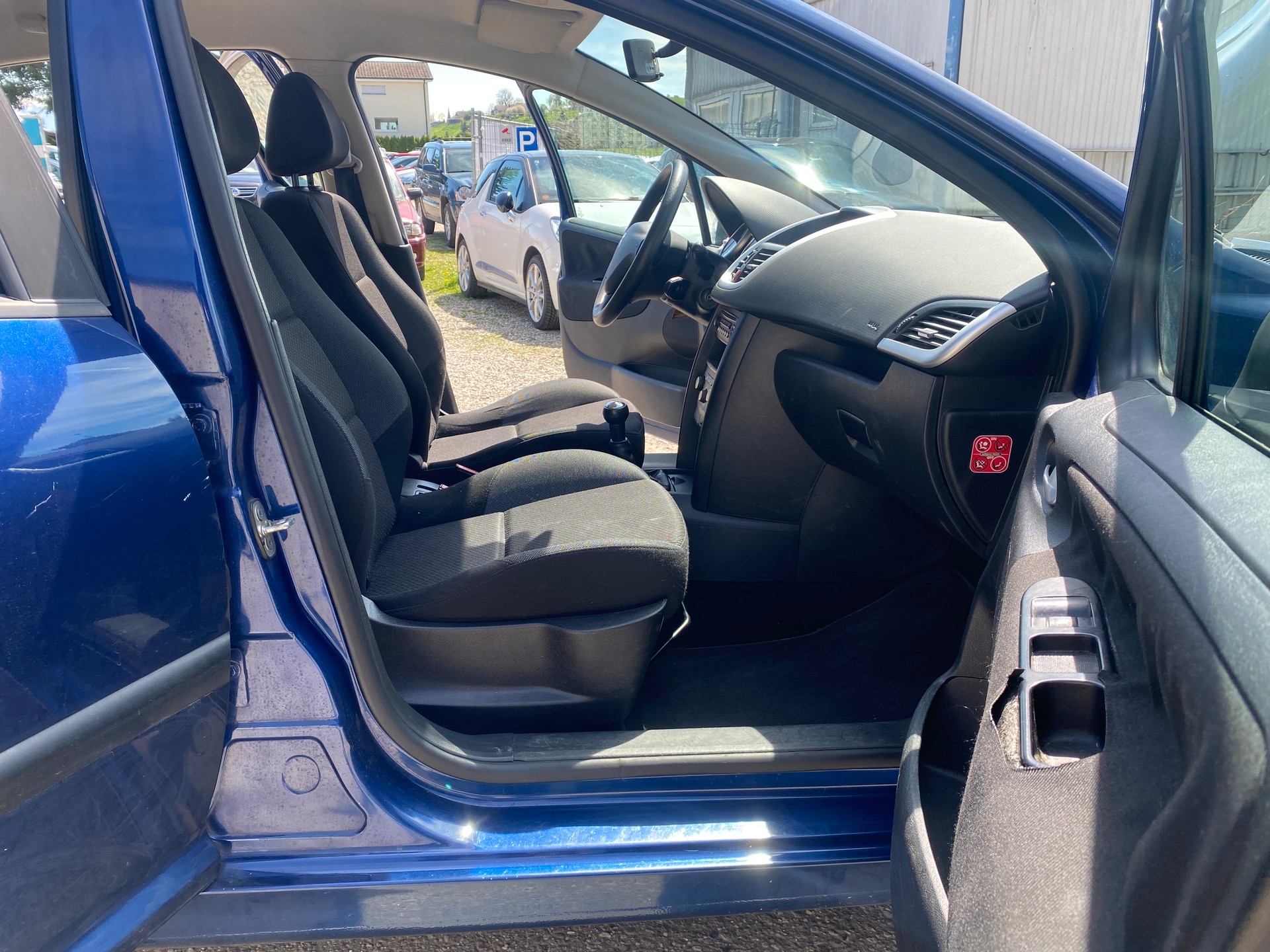 PEUGEOT 207 1.4 16V Millesim 200-image-8