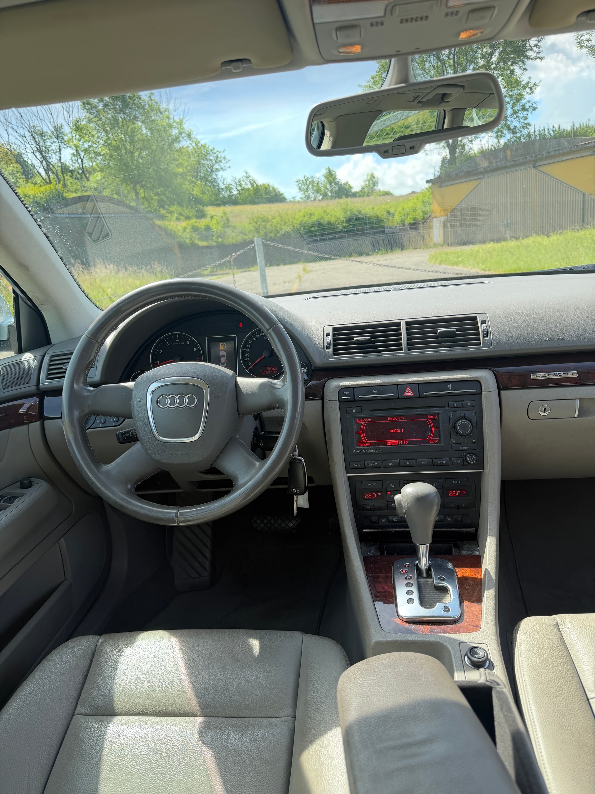AUDI A4 Avant 2.0 Turbo FSI quattro-image-9