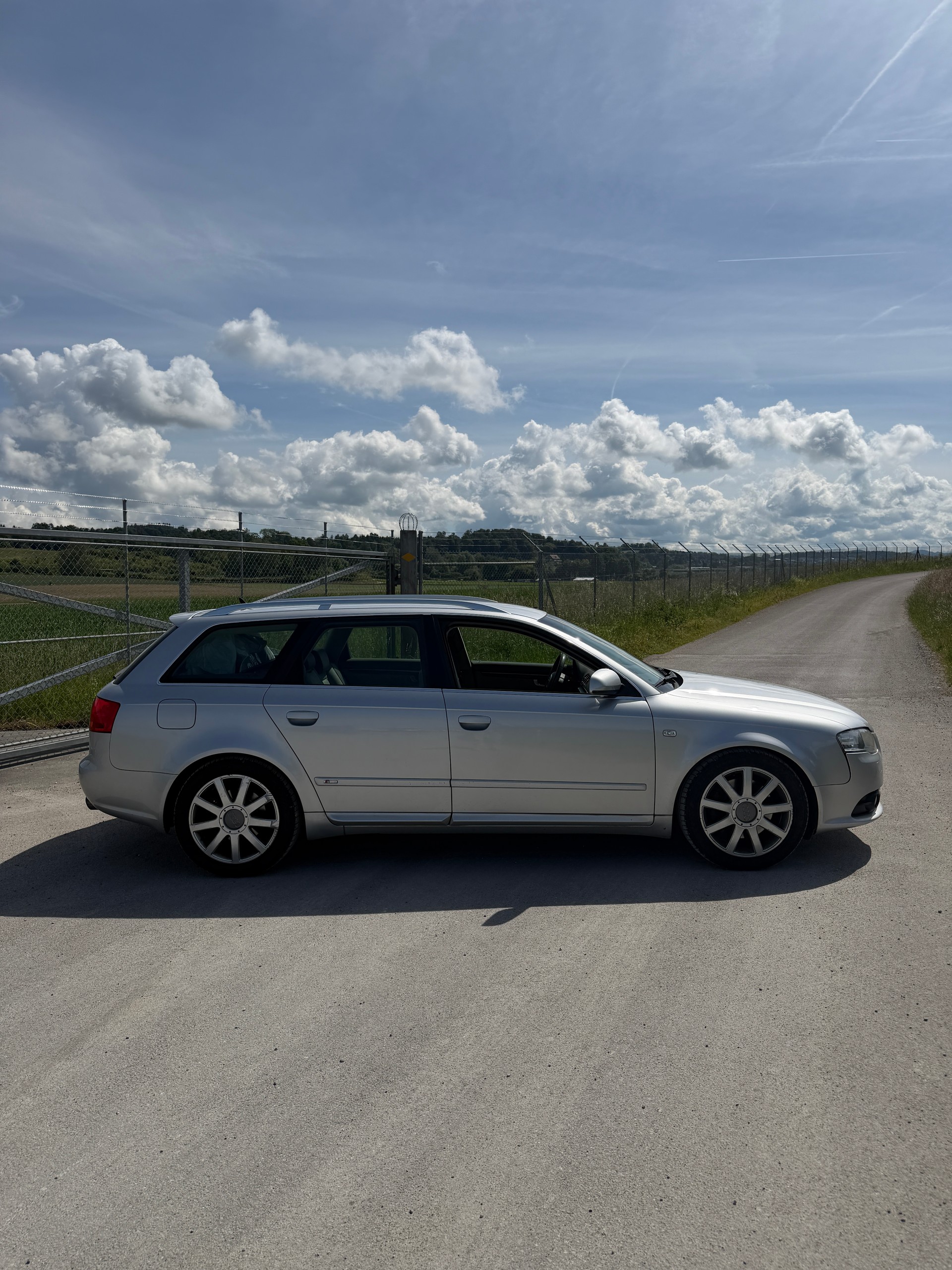 AUDI A4 Avant 2.0 Turbo FSI quattro-image-7