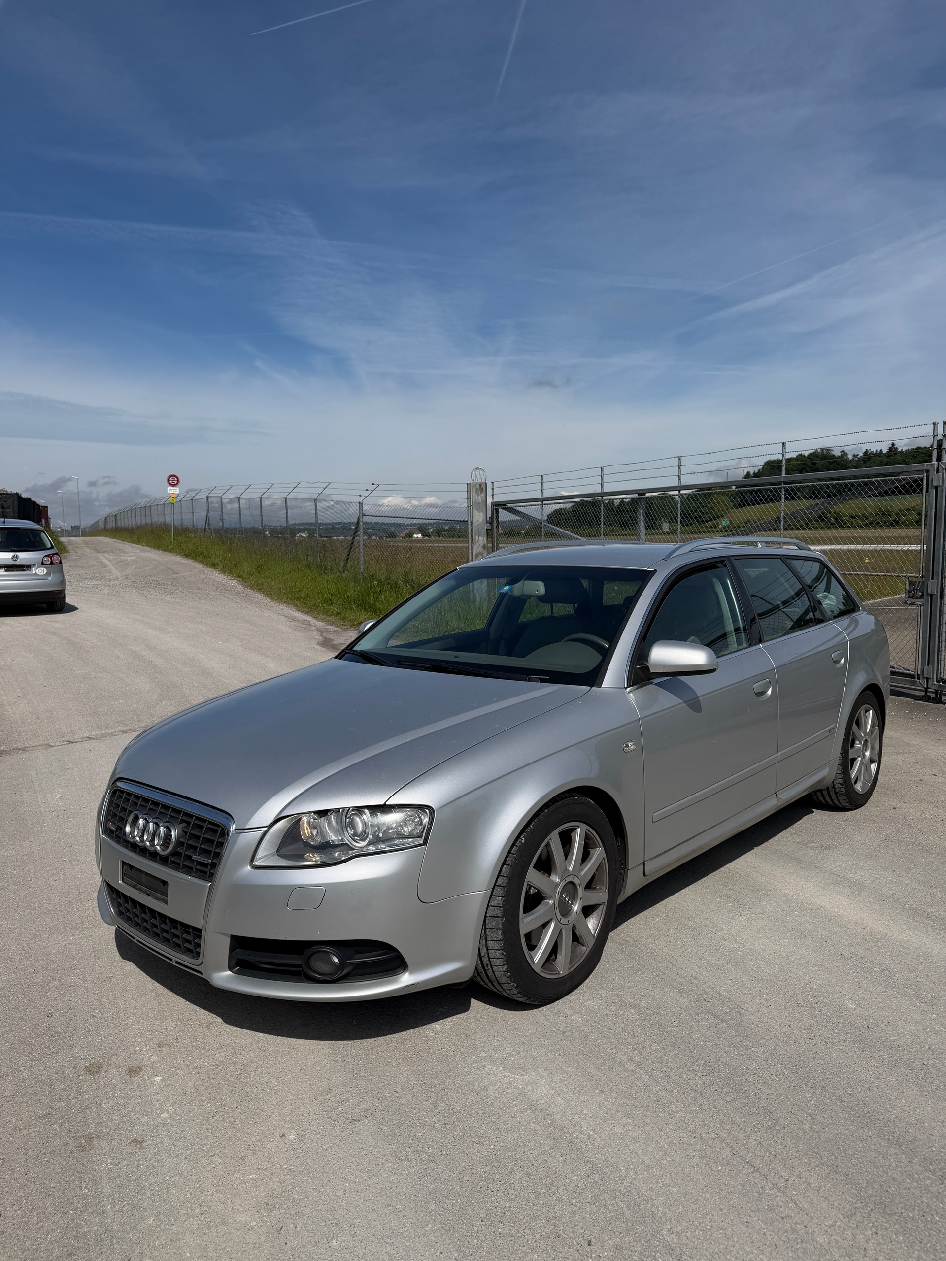 AUDI A4 Avant 2.0 Turbo FSI quattro-image-2