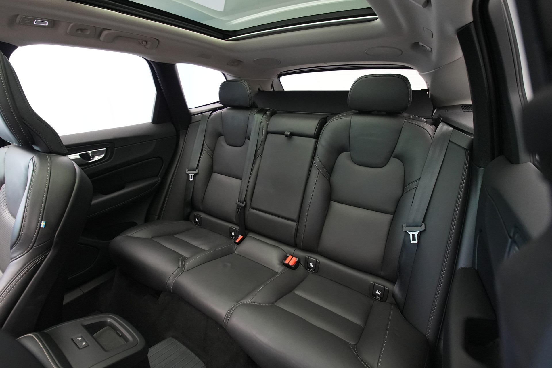 VOLVO XC60 T8 eAWD PluginHybrid Ultimate Dark Geartronic *CH-Fahrzeug*-image-15