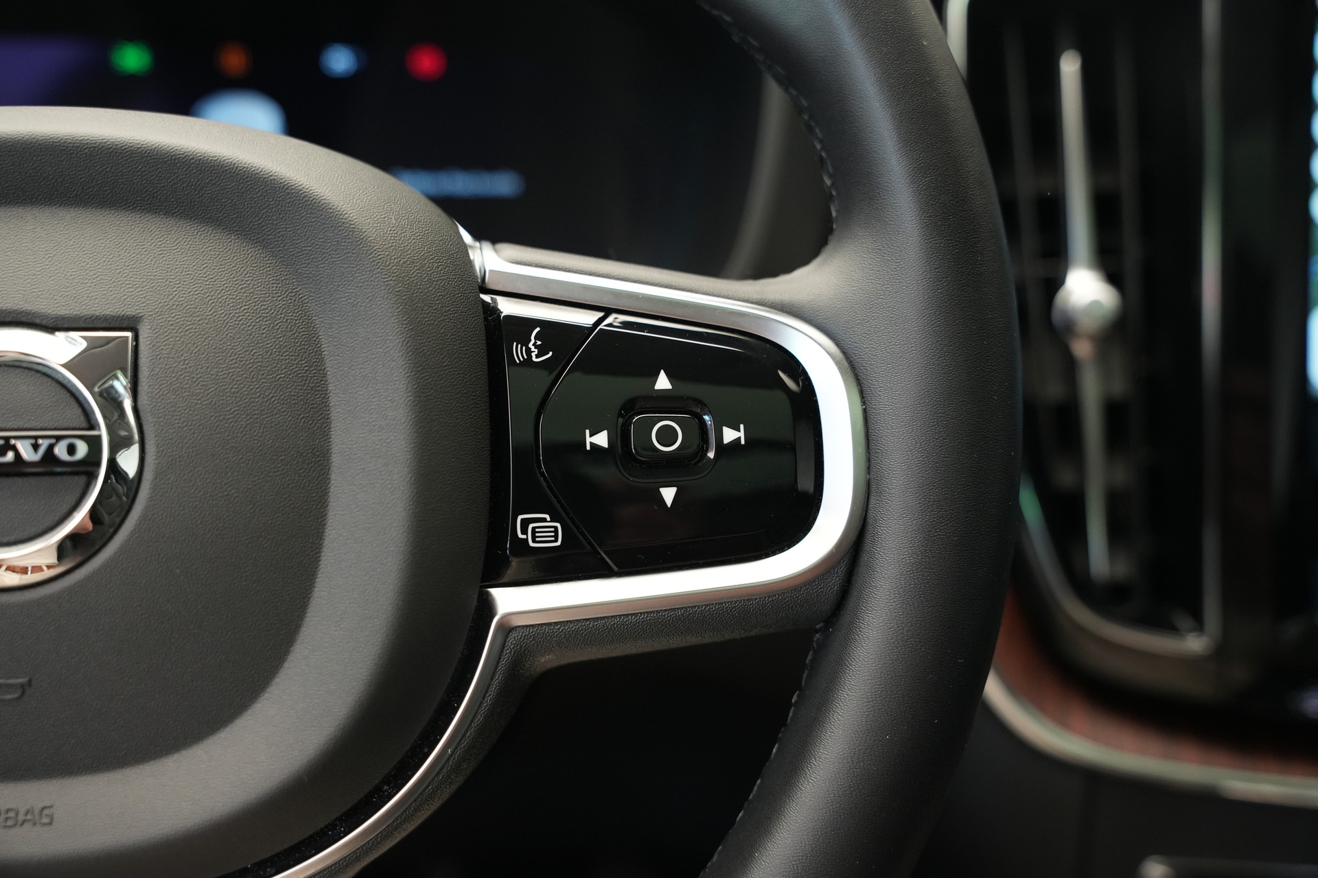VOLVO XC60 T8 eAWD PluginHybrid Ultimate Dark Geartronic *CH-Fahrzeug*-image-20