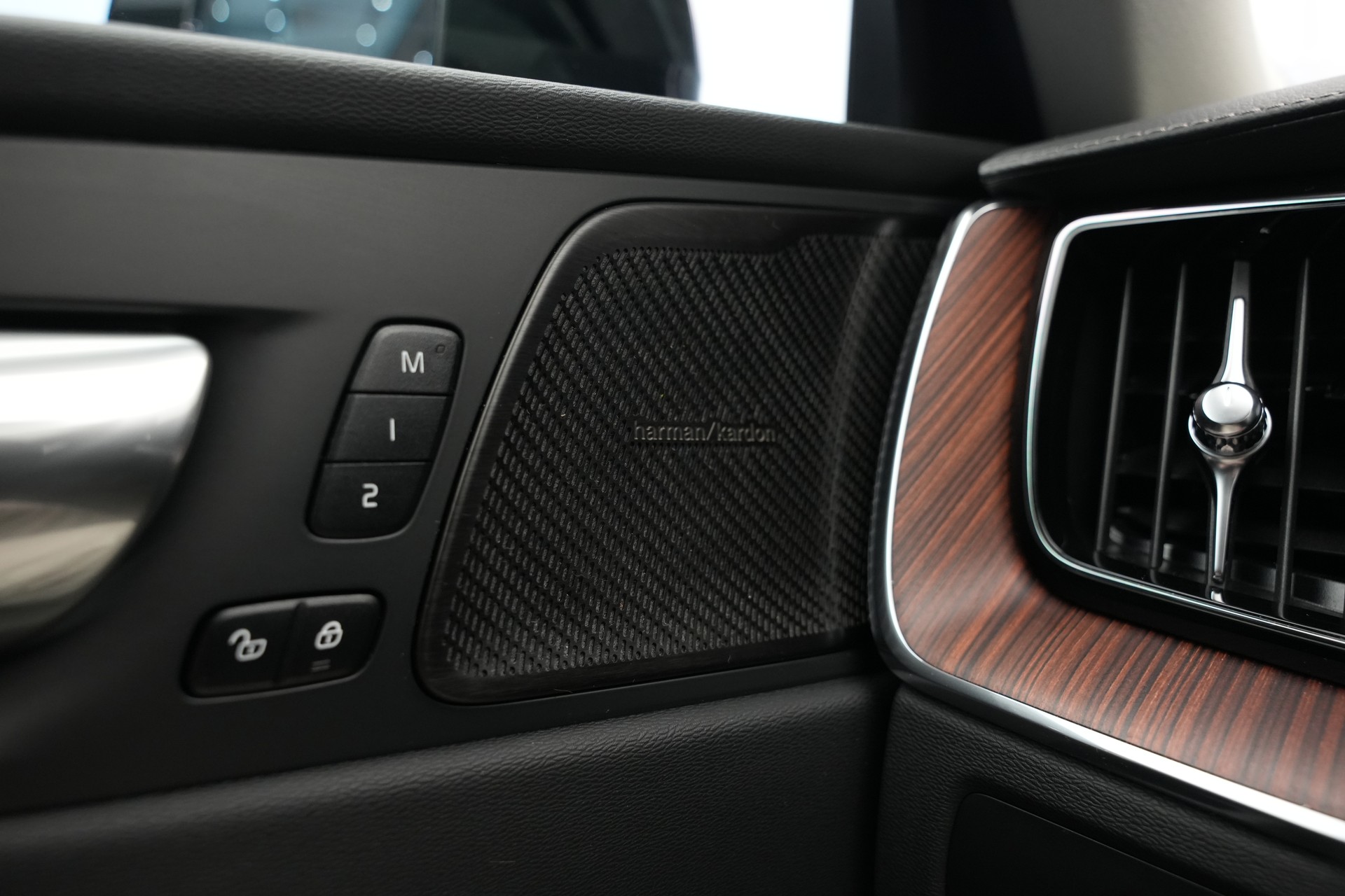 VOLVO XC60 T8 eAWD PluginHybrid Ultimate Dark Geartronic *CH-Fahrzeug*-image-31
