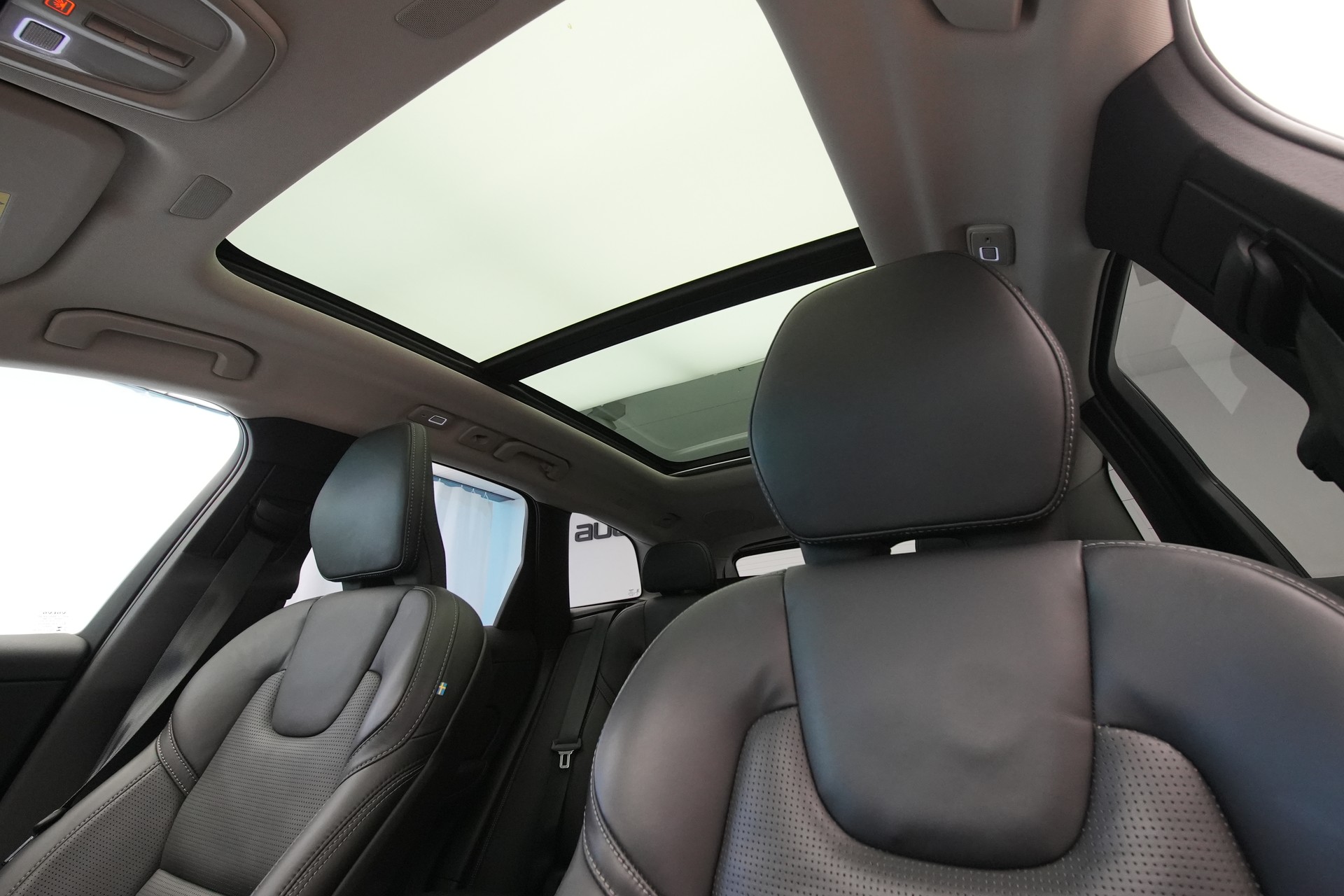 VOLVO XC60 T8 eAWD PluginHybrid Ultimate Dark Geartronic *CH-Fahrzeug*-image-17