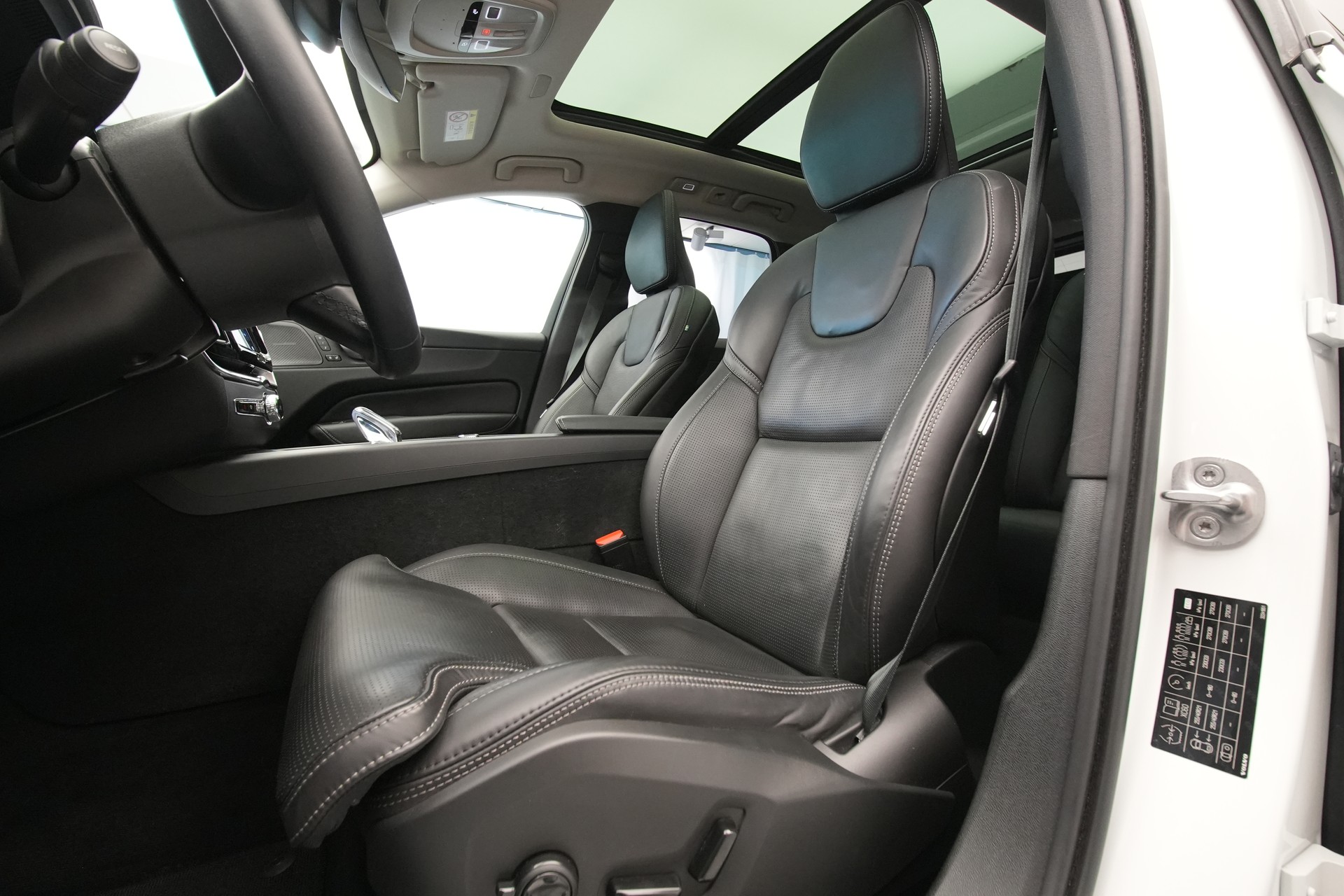 VOLVO XC60 T8 eAWD PluginHybrid Ultimate Dark Geartronic *CH-Fahrzeug*-image-16