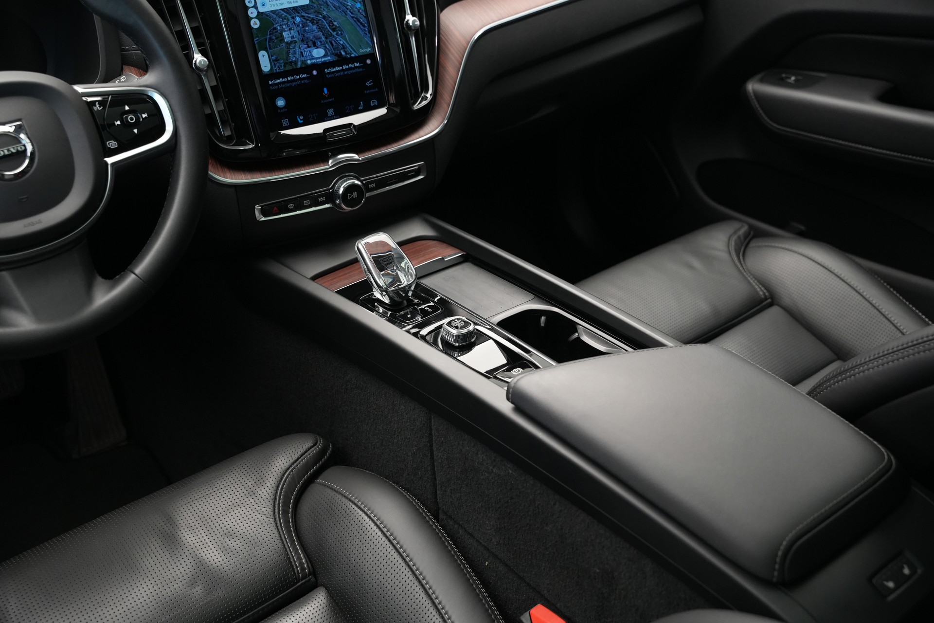VOLVO XC60 T8 eAWD PluginHybrid Ultimate Dark Geartronic *CH-Fahrzeug*-image-14