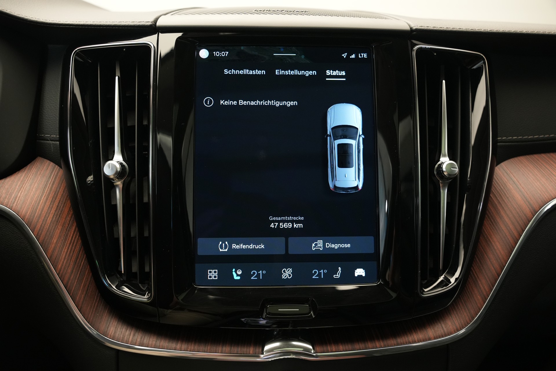 VOLVO XC60 T8 eAWD PluginHybrid Ultimate Dark Geartronic *CH-Fahrzeug*-image-28