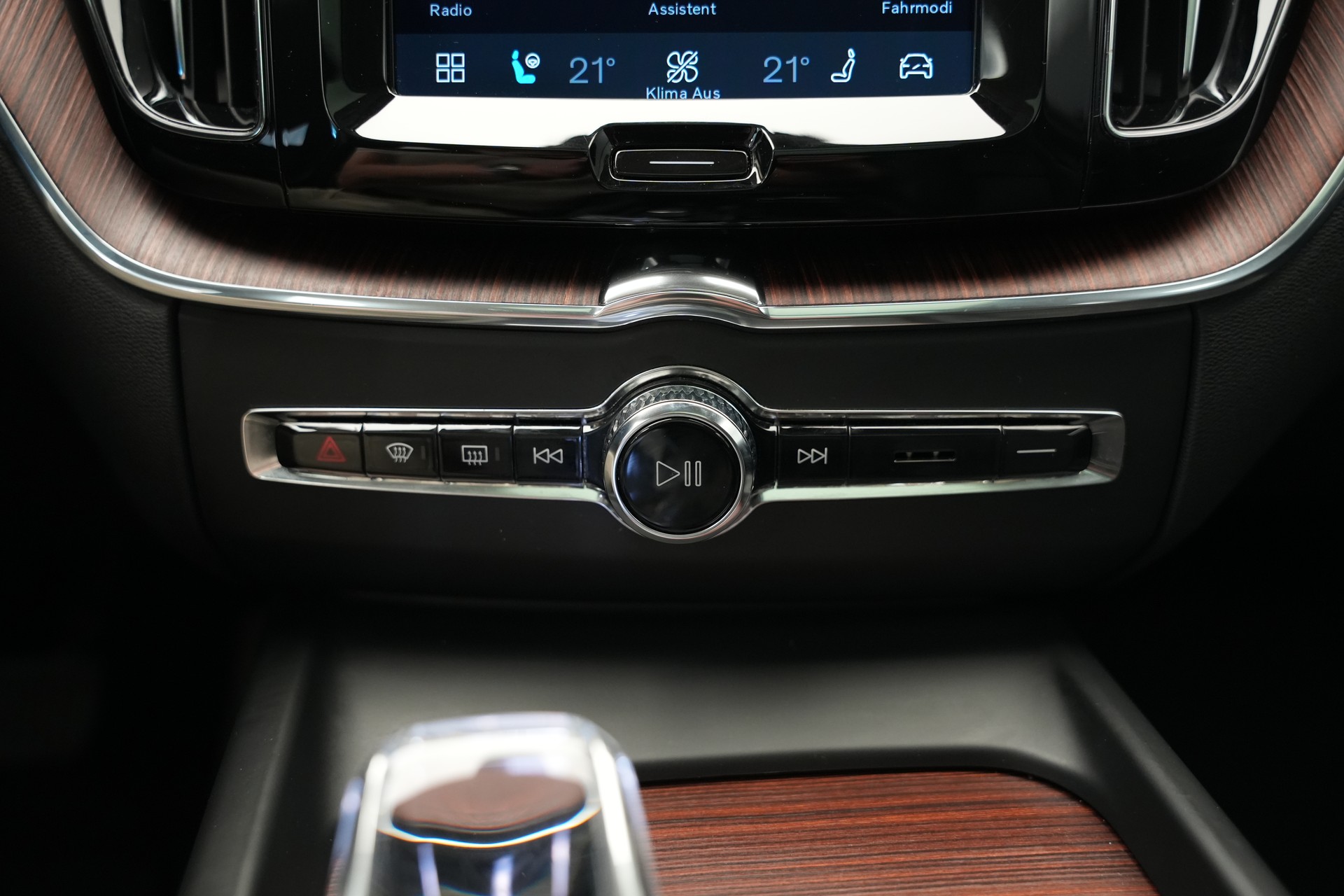 VOLVO XC60 T8 eAWD PluginHybrid Ultimate Dark Geartronic *CH-Fahrzeug*-image-24