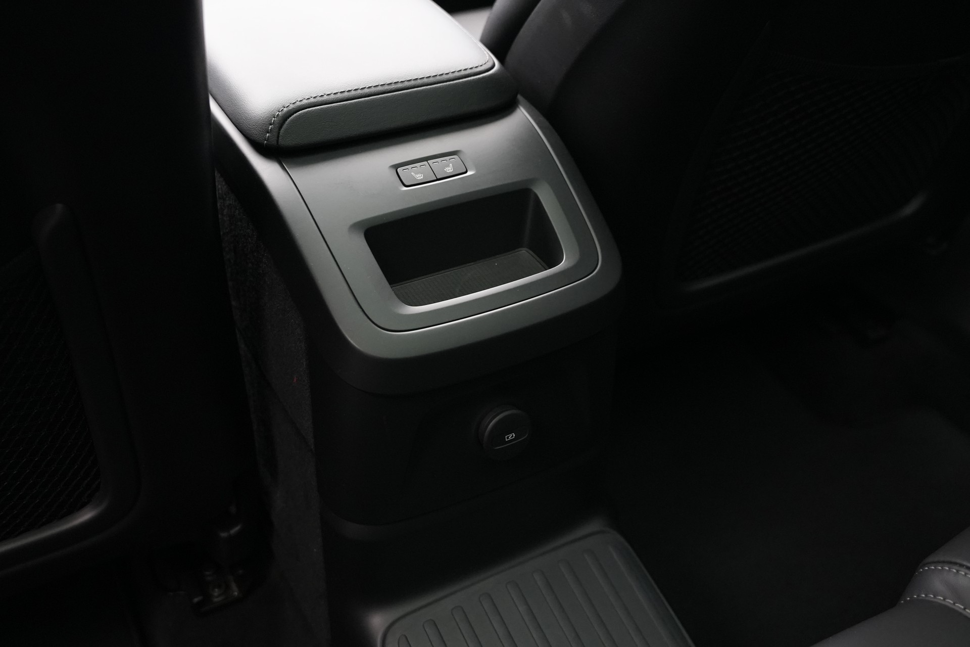 VOLVO XC60 T8 eAWD PluginHybrid Ultimate Dark Geartronic *CH-Fahrzeug*-image-32