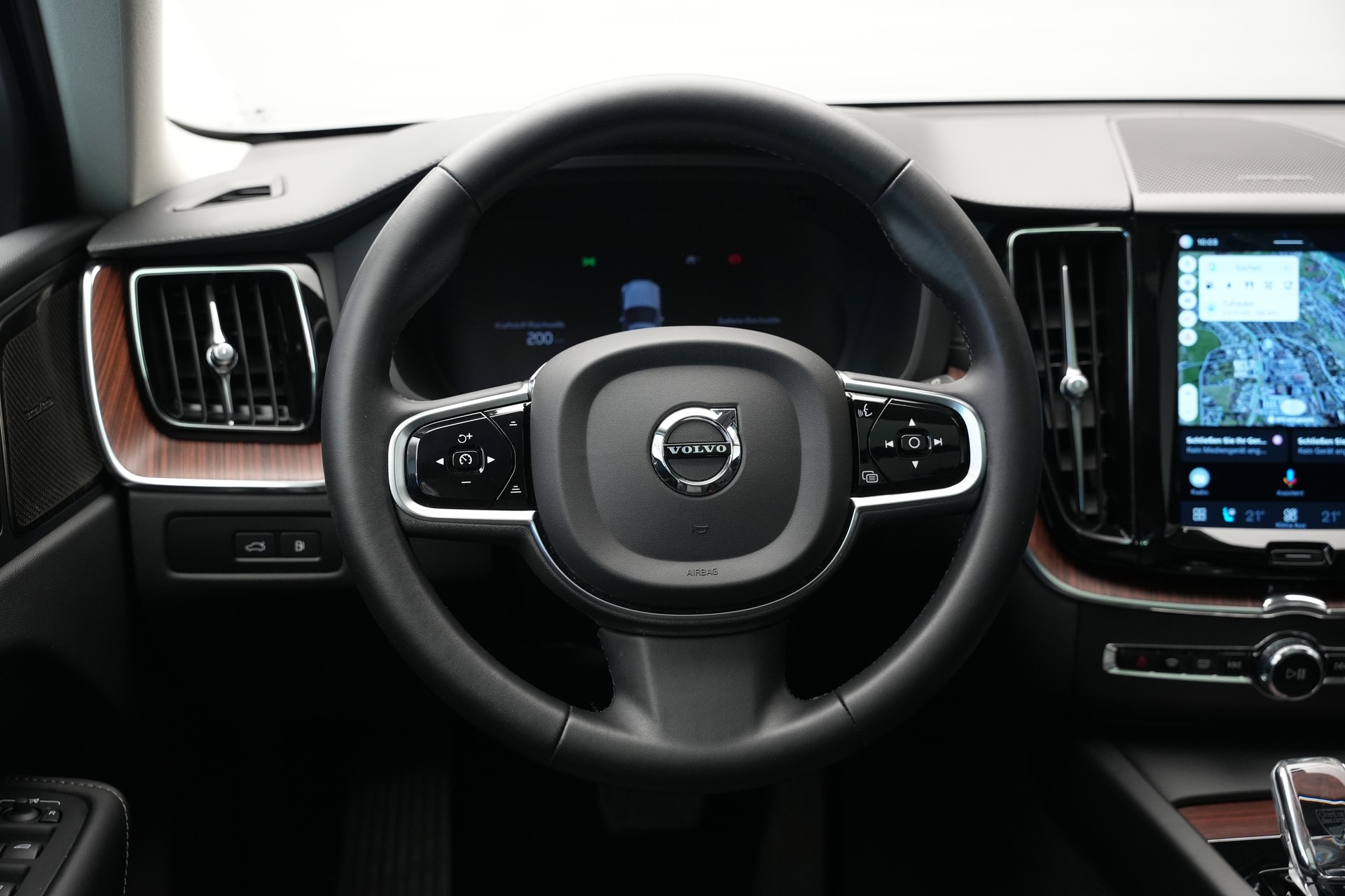 VOLVO XC60 T8 eAWD PluginHybrid Ultimate Dark Geartronic *CH-Fahrzeug*-image-13