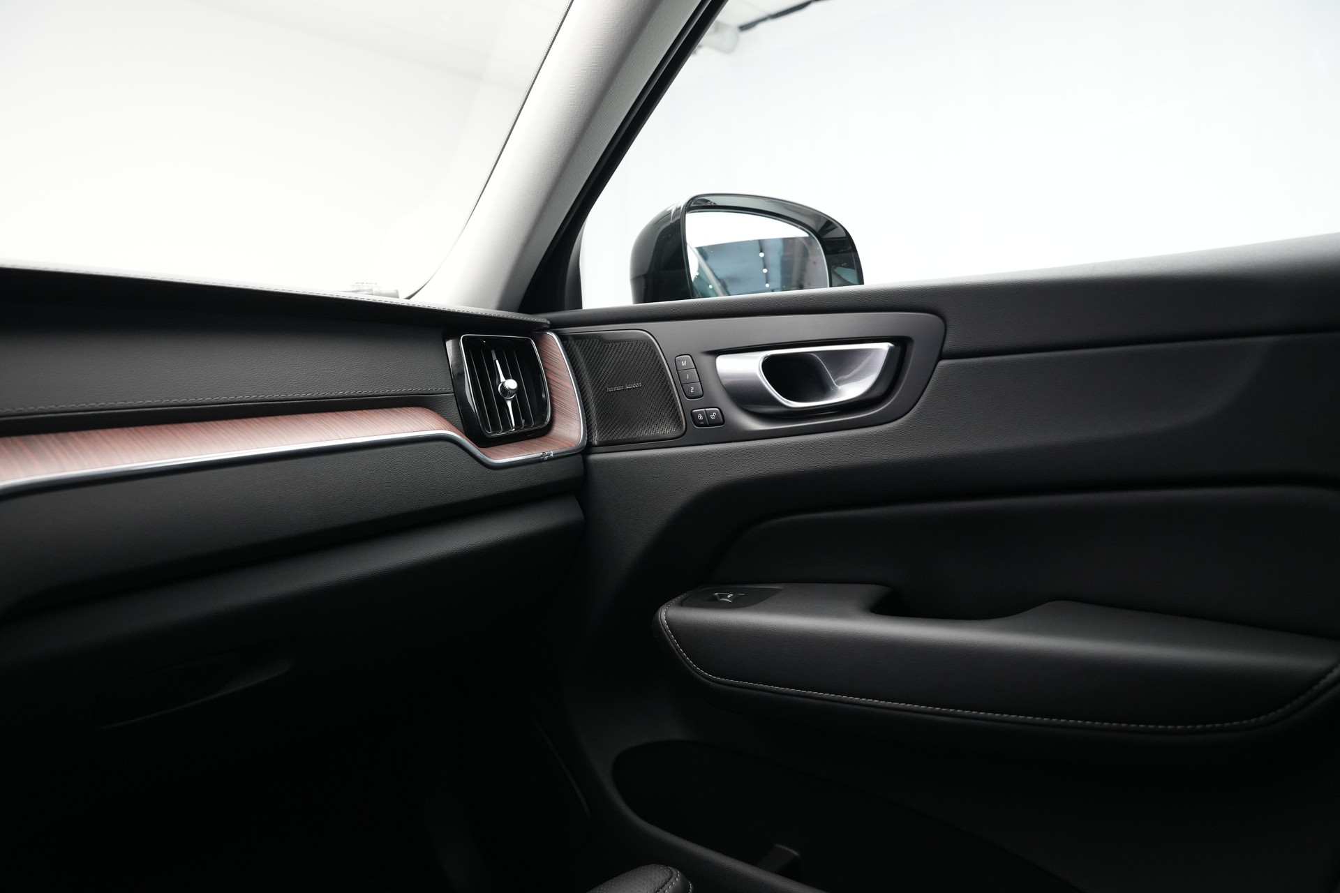 VOLVO XC60 T8 eAWD PluginHybrid Ultimate Dark Geartronic *CH-Fahrzeug*-image-19