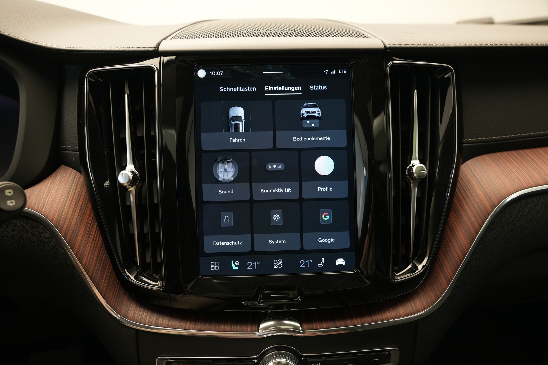 VOLVO XC60 T8 eAWD PluginHybrid Ultimate Dark Geartronic *CH-Fahrzeug*-image-30