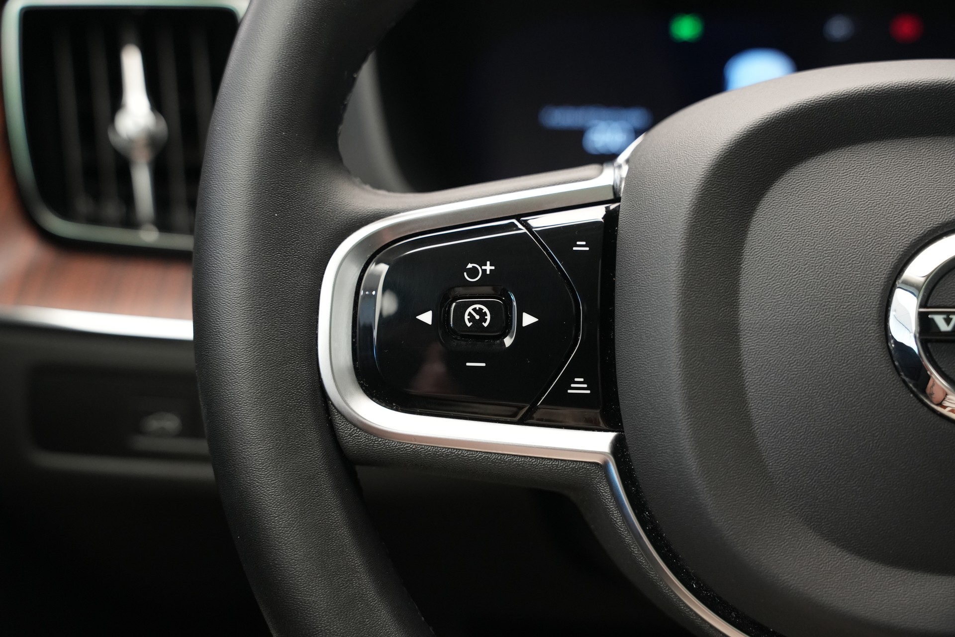 VOLVO XC60 T8 eAWD PluginHybrid Ultimate Dark Geartronic *CH-Fahrzeug*-image-21