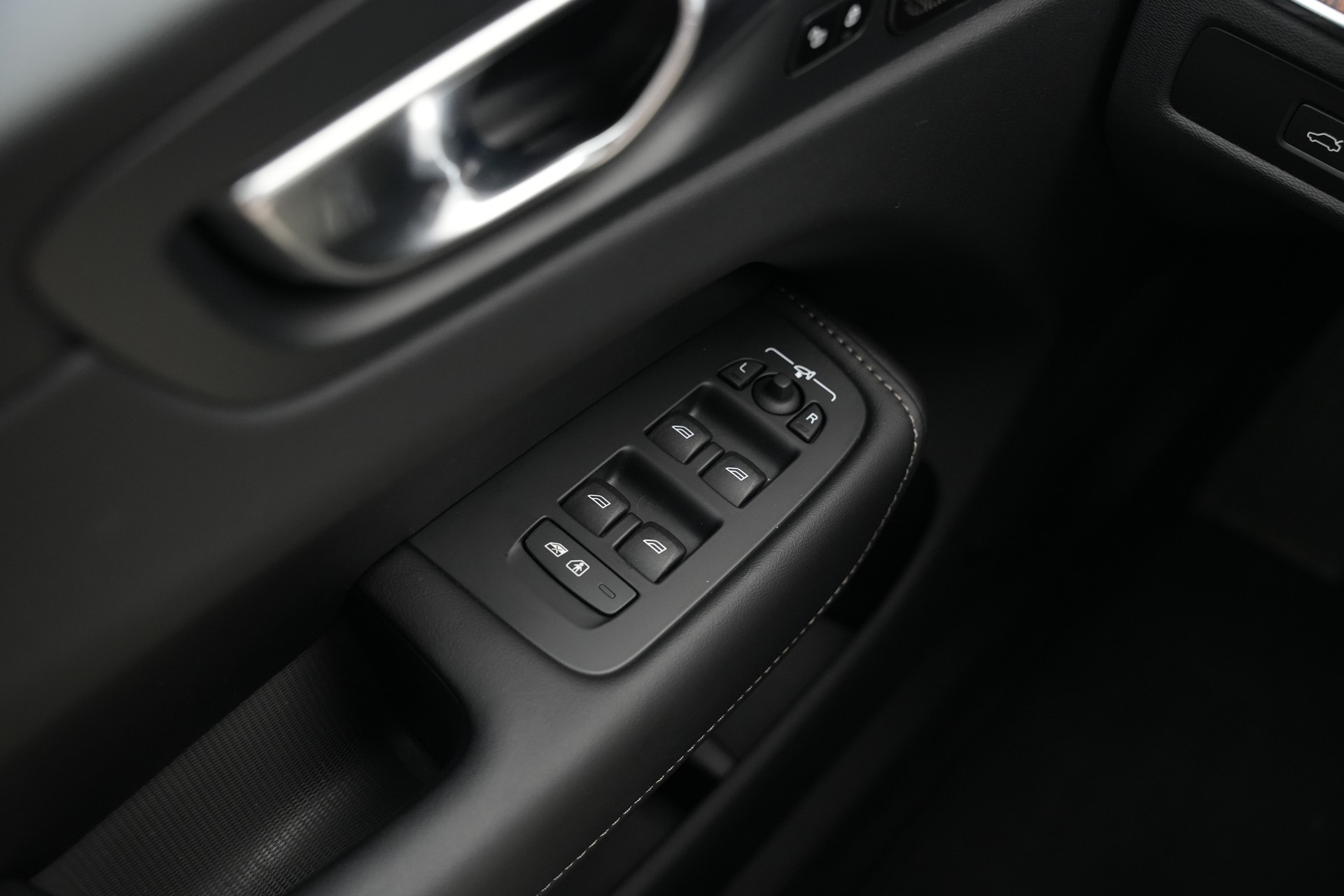 VOLVO XC60 T8 eAWD PluginHybrid Ultimate Dark Geartronic *CH-Fahrzeug*-image-23