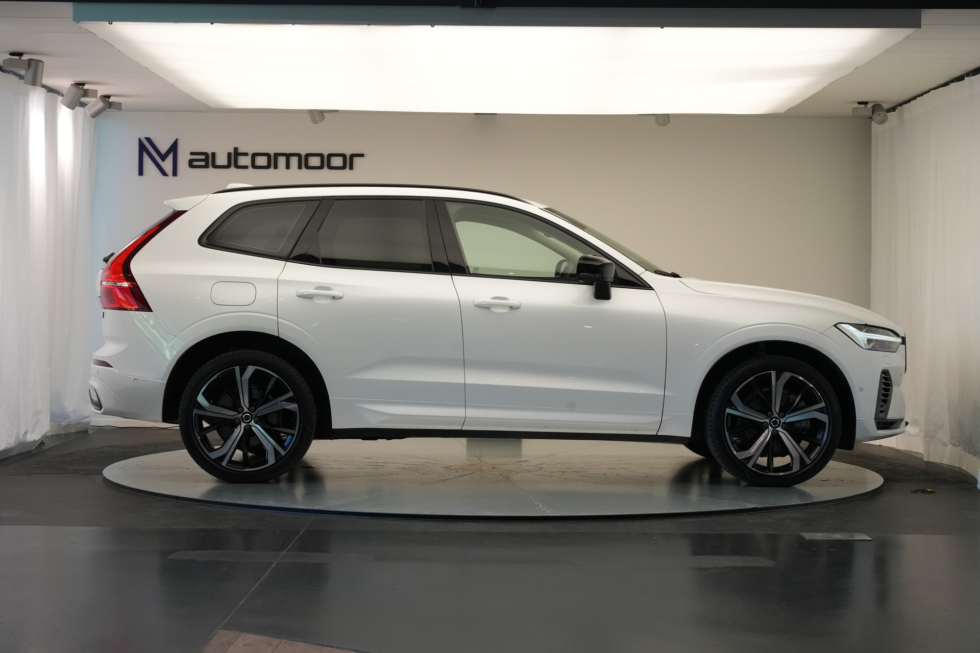 VOLVO XC60 T8 eAWD PluginHybrid Ultimate Dark Geartronic *CH-Fahrzeug*-showroom-element-3